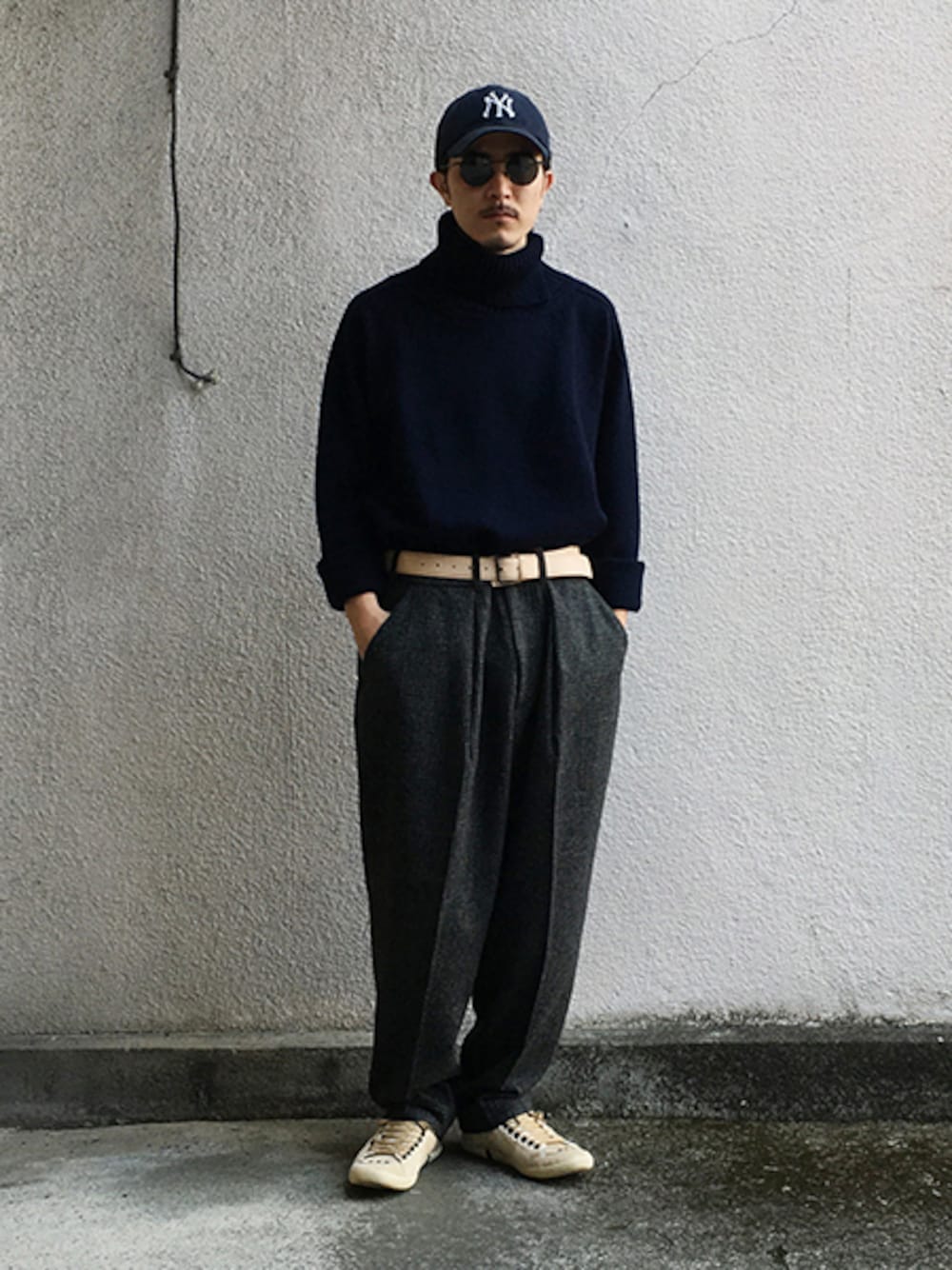 ブルー系のニット/セーター、その他のその他、その他のその他を着用したメンズの秋コーディネートの1枚目の写真