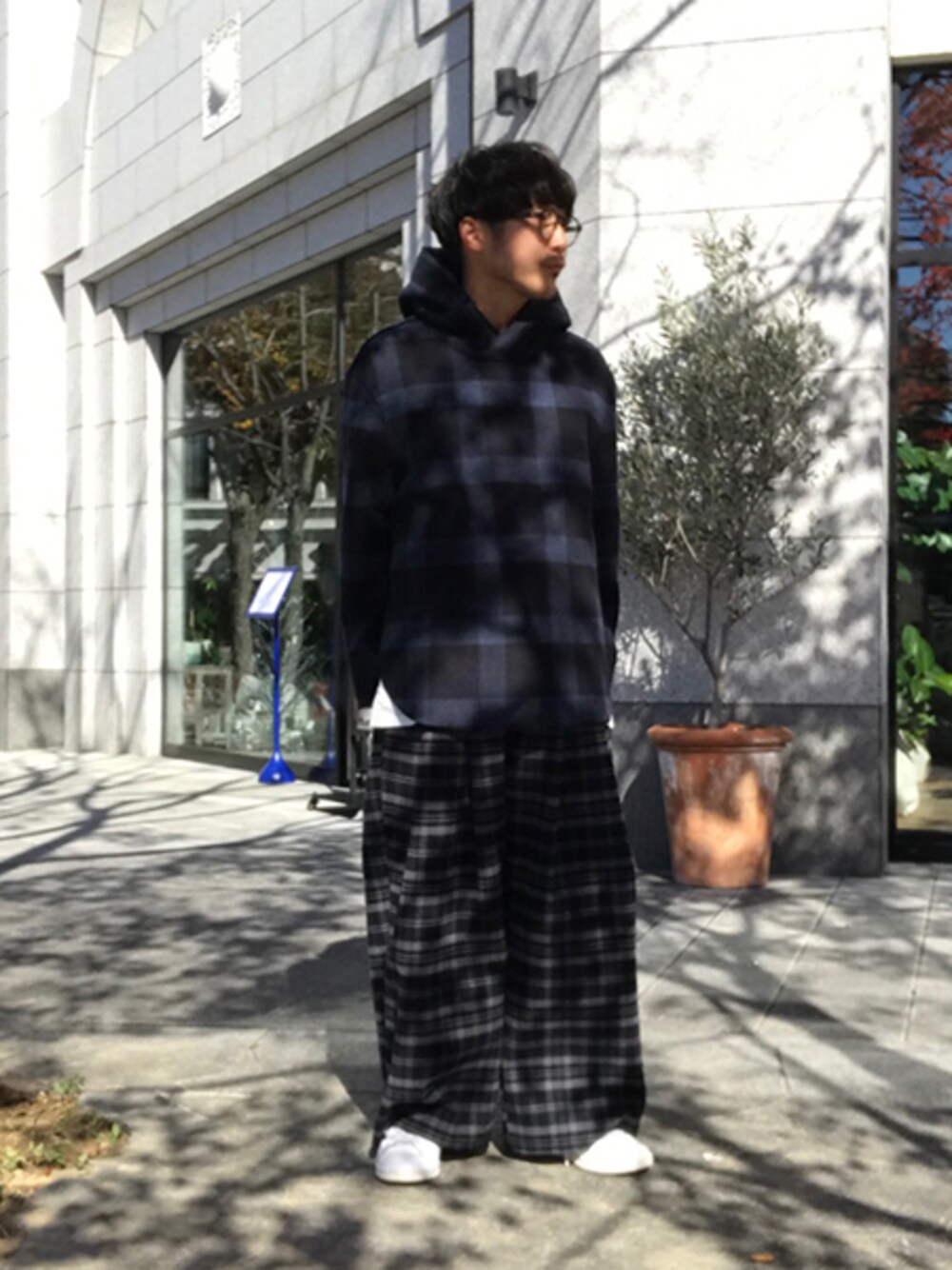 ブルー系のパーカー、ホワイト系のシャツ/ブラウス、ブラック系のその他パンツを着用したメンズの秋コーディネートの1枚目の写真