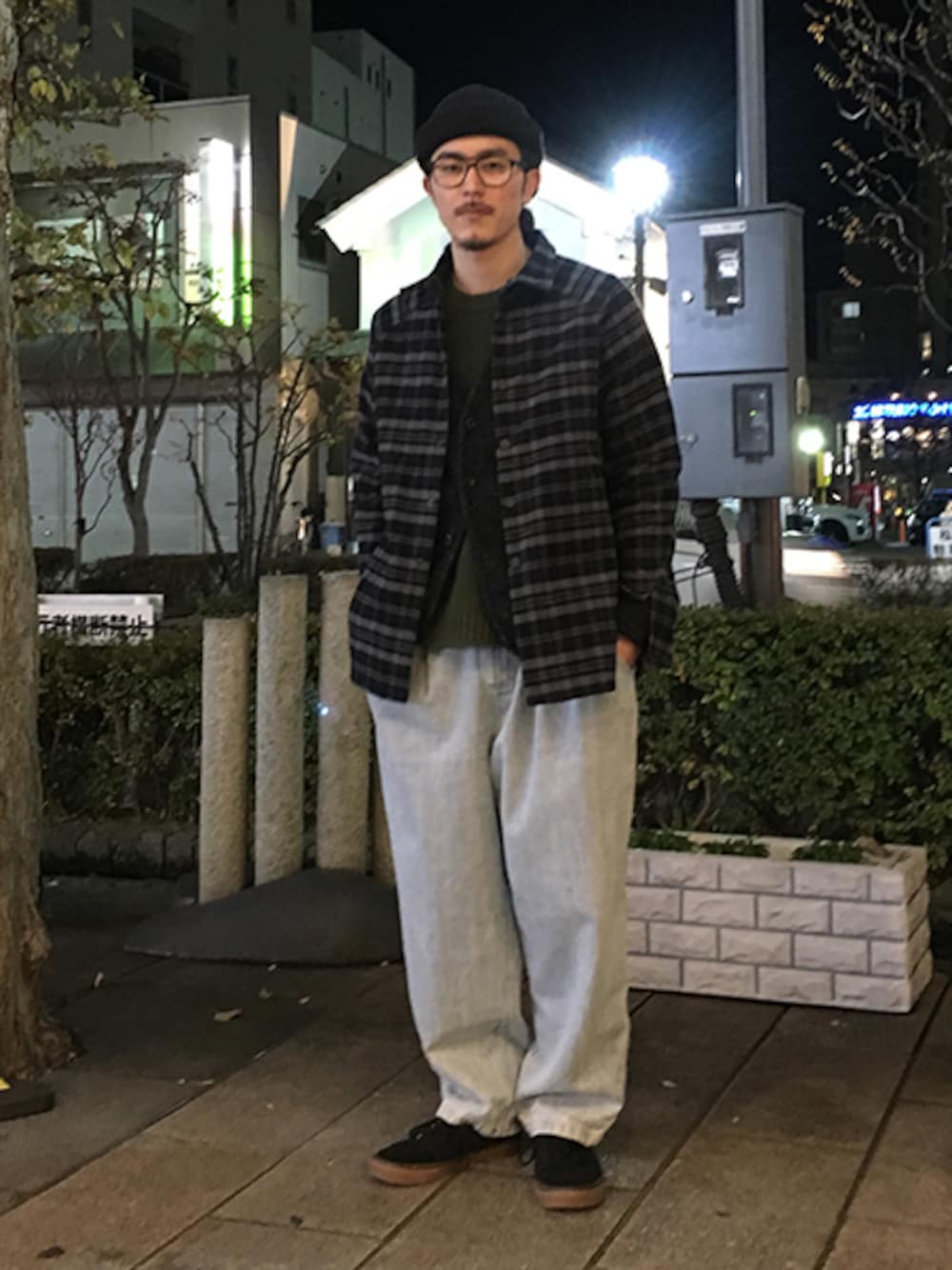 ブラック系のシャツ/ブラウス、ブラック系のカーディガン/ボレロ、グリーン系のニット/セーターを着用したメンズの秋コーディネートの1枚目の写真