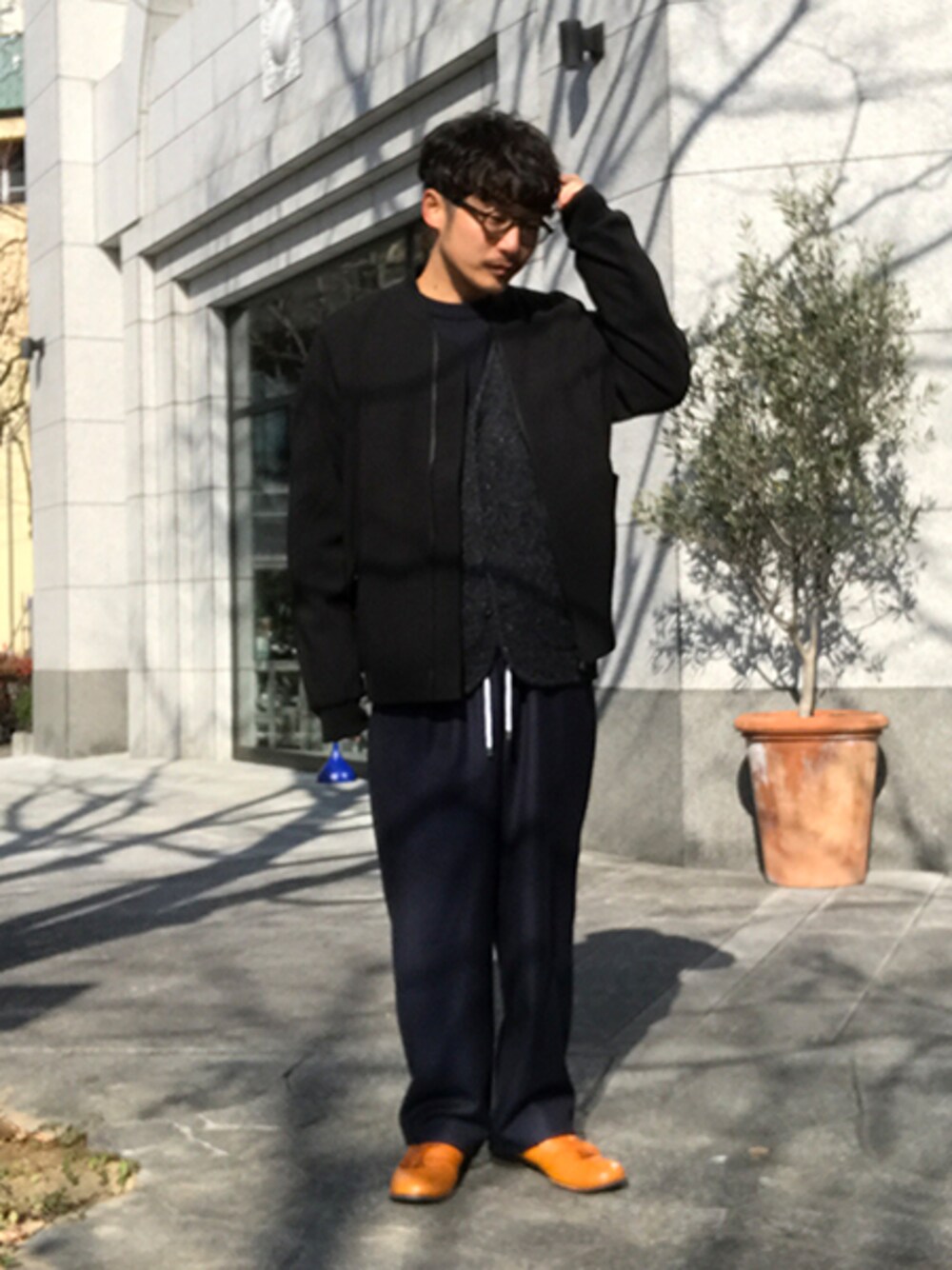 ブラック系のカーディガン/ボレロ、ブルー系のその他パンツ、その他のその他を着用したメンズの秋コーディネートの1枚目の写真