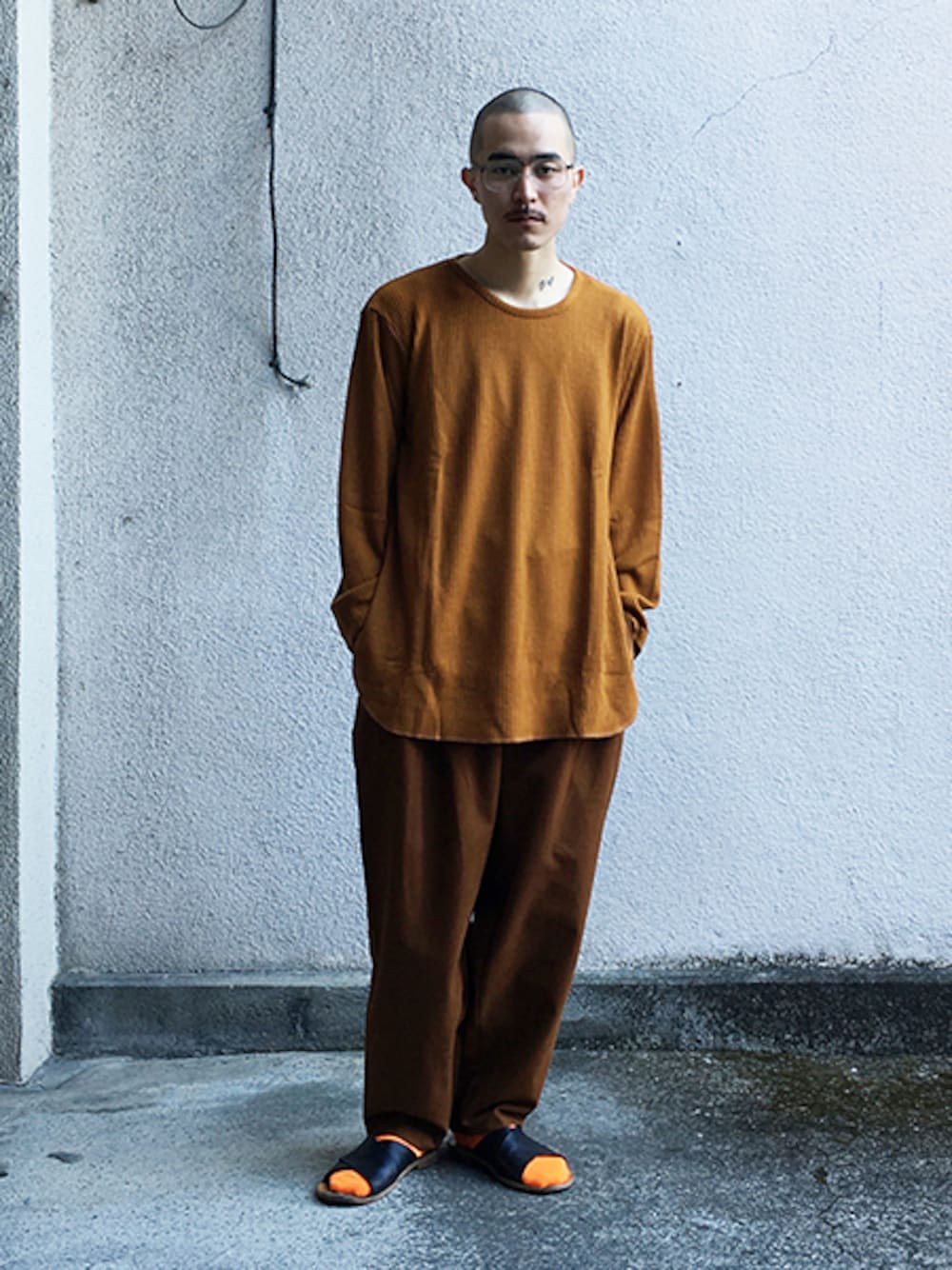 ベージュ系のTシャツ/カットソー、ブラウン系のその他パンツ、その他のその他を着用したメンズの冬コーディネートの1枚目の写真