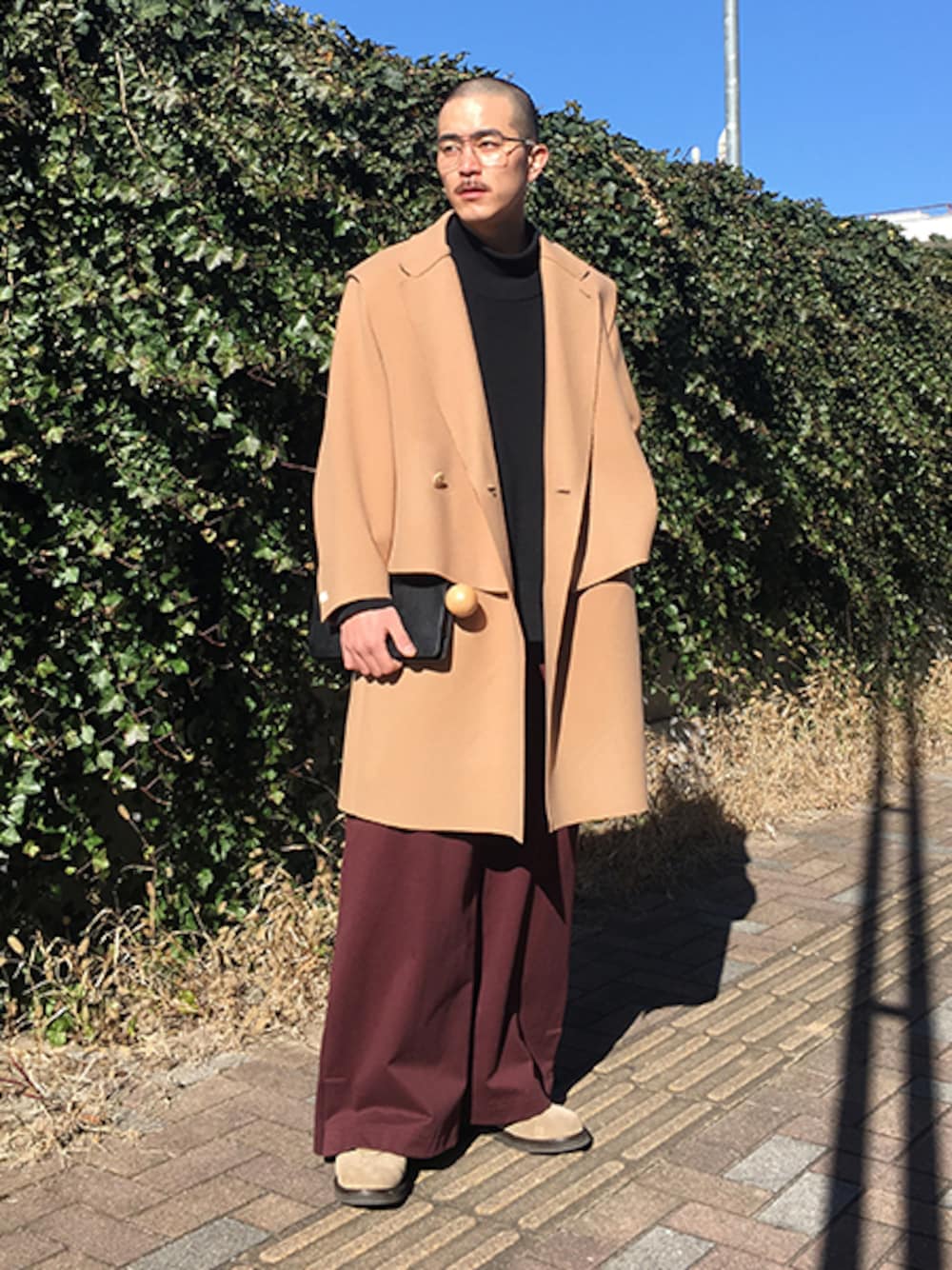 ベージュ系のその他アウター、レッド系のその他パンツ、その他のその他を着用したメンズの冬コーディネートの1枚目の写真
