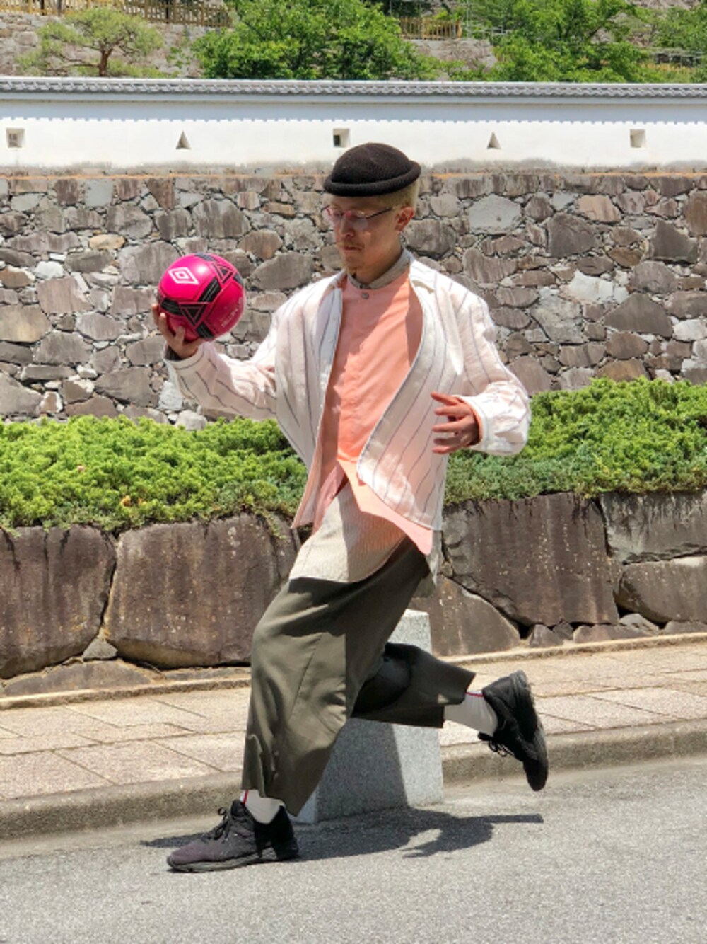 ホワイト系のシャツ/ブラウス、オレンジ系のシャツ/ブラウスを着用したメンズの春コーディネートの1枚目の写真