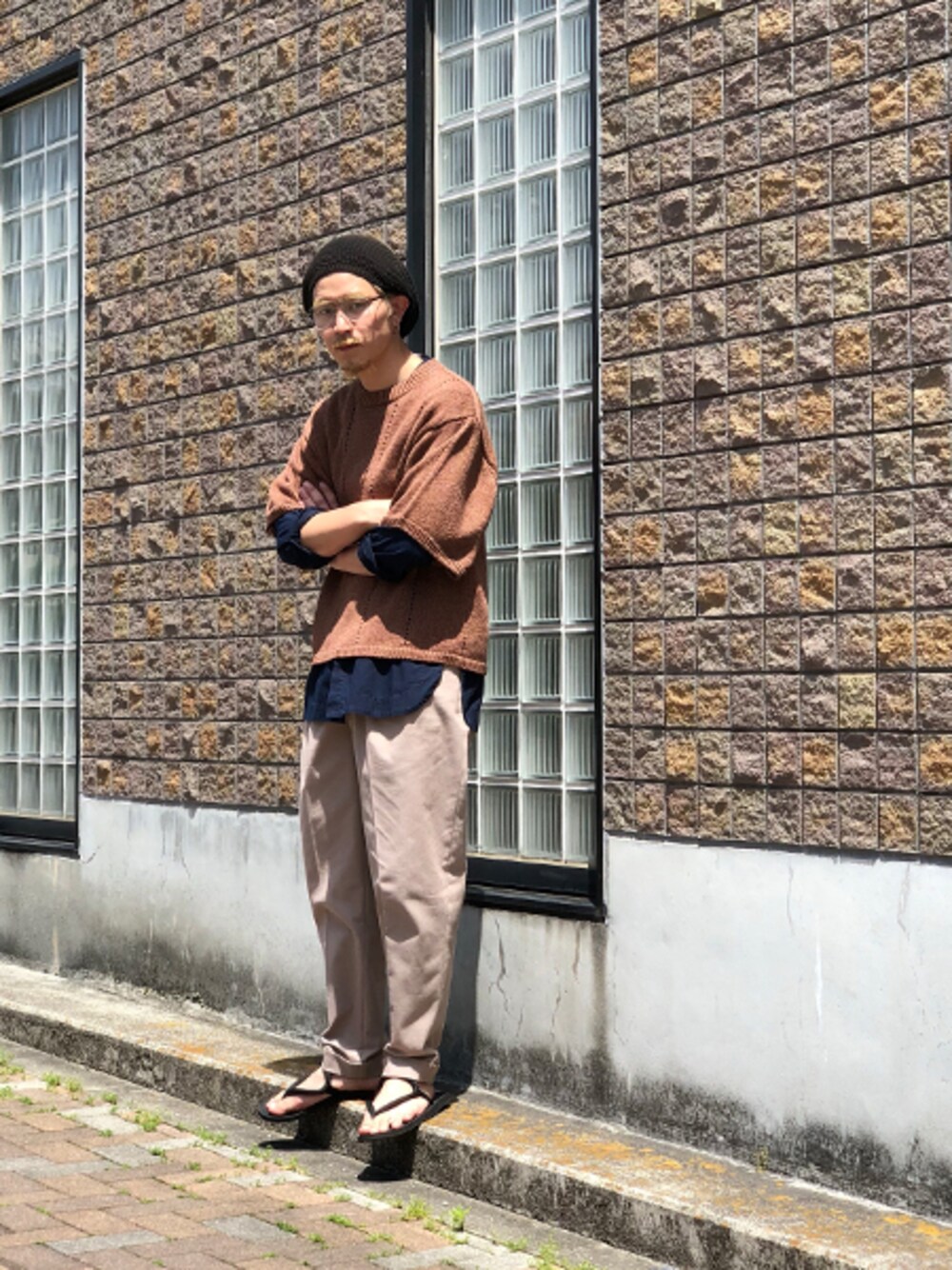 ベージュ系のTシャツ/カットソー、ブルー系のシャツ/ブラウス、ベージュ系のその他パンツを着用したメンズの春コーディネートの1枚目の写真