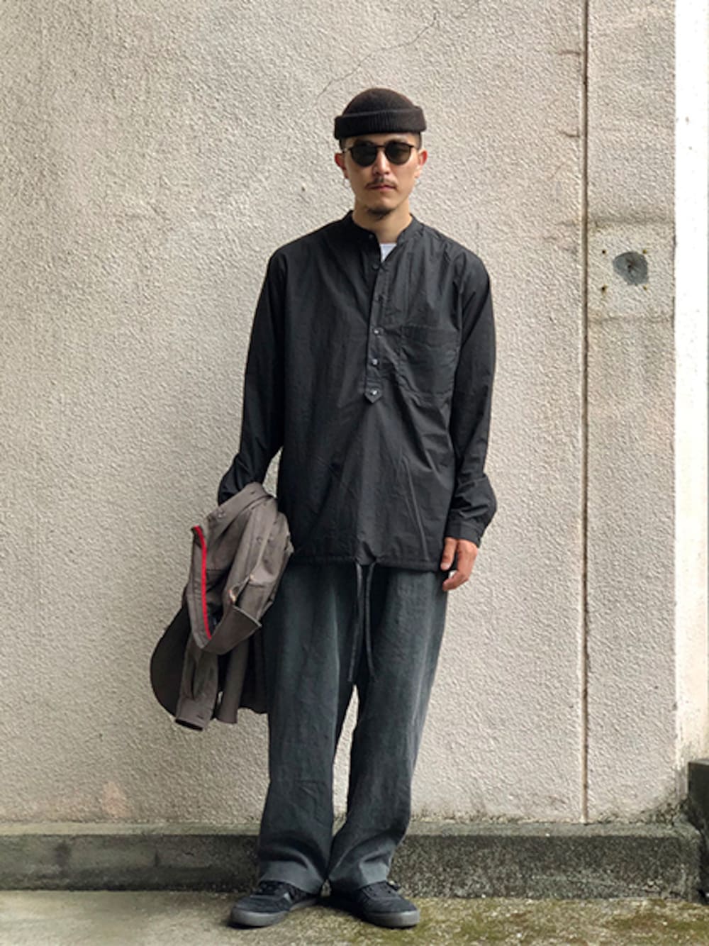 ブラック系のシャツ/ブラウス、グレー系のその他パンツを着用したメンズの夏コーディネートの1枚目の写真