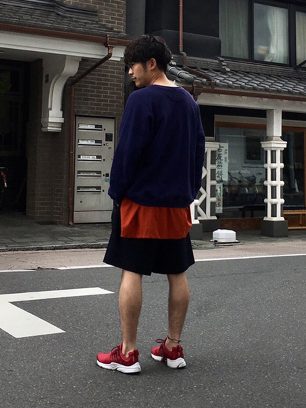 オレンジ系のTシャツ/カットソー、ブルー系のその他パンツ、その他のその他を着用したメンズの夏コーディネートの1枚目の写真
