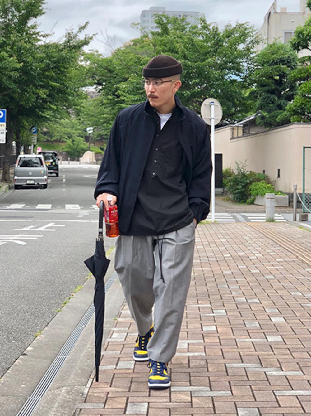 ブラック系のブルゾン、ブラック系のシャツ/ブラウス、ホワイト系のTシャツ/カットソーを着用したメンズの夏コーディネートの1枚目の写真