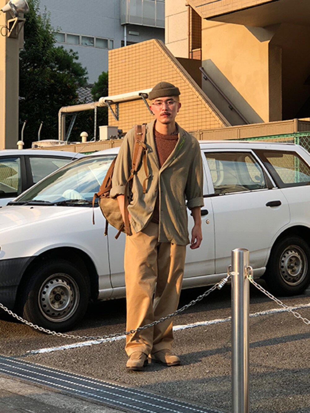 ベージュ系のテーラードジャケット、ベージュ系のTシャツ/カットソー、ベージュ系のその他パンツを着用したメンズの夏コーディネートの1枚目の写真