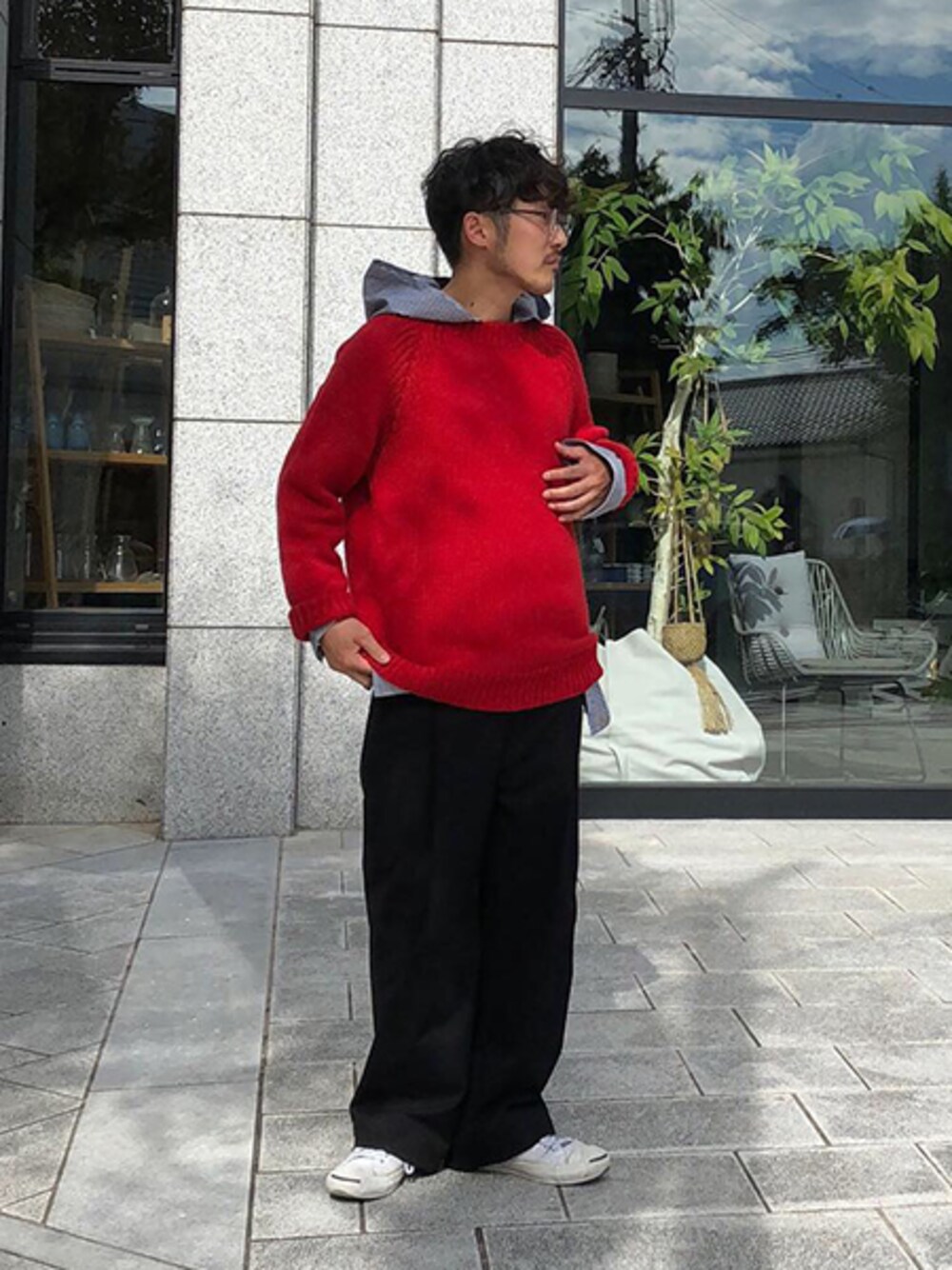 レッド系のニット/セーター、その他のシャツ/ブラウス、ブラック系のその他パンツを着用したメンズの夏コーディネートの1枚目の写真