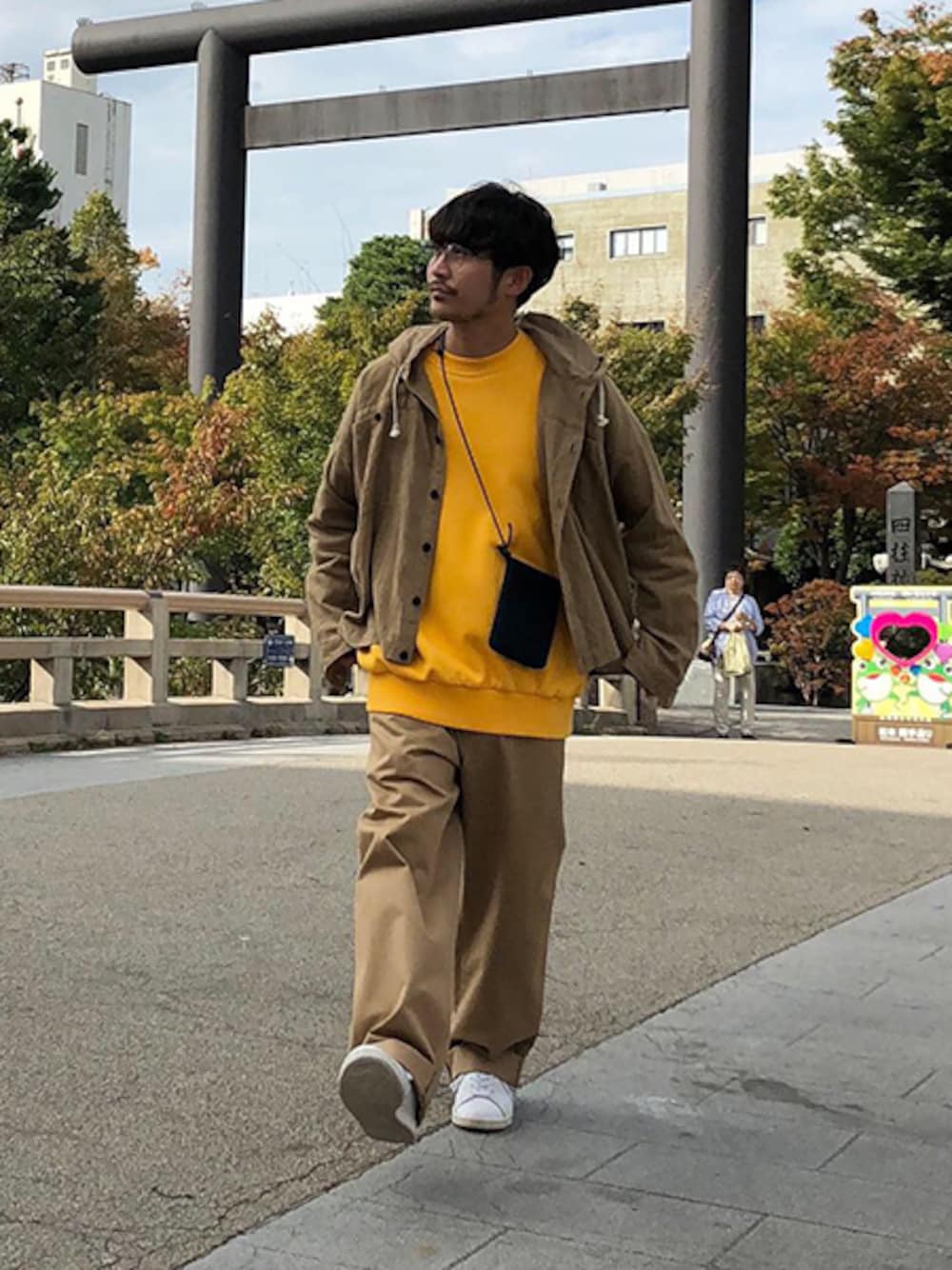 ベージュ系のその他アウター、イエロー系のスウェット、ブラウン系のその他パンツを着用したメンズの秋コーディネートの1枚目の写真