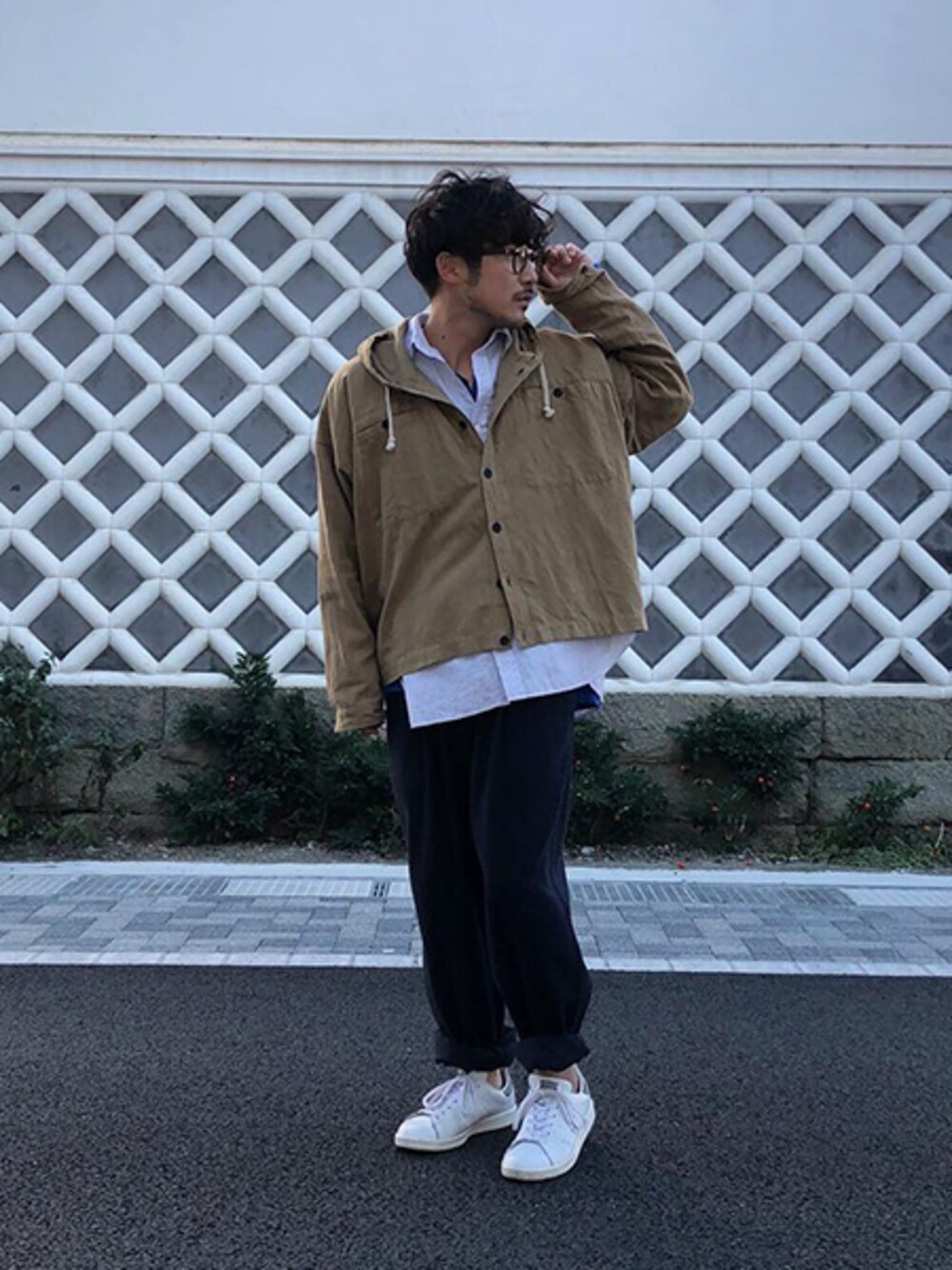 ベージュ系のその他アウター、ブルー系のその他パンツ、その他のその他を着用したメンズの秋コーディネートの1枚目の写真