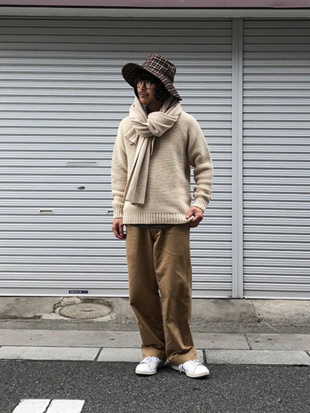 ホワイト系のニット/セーター、ベージュ系のチノパンツ、その他のその他を着用したメンズの秋コーディネートの1枚目の写真