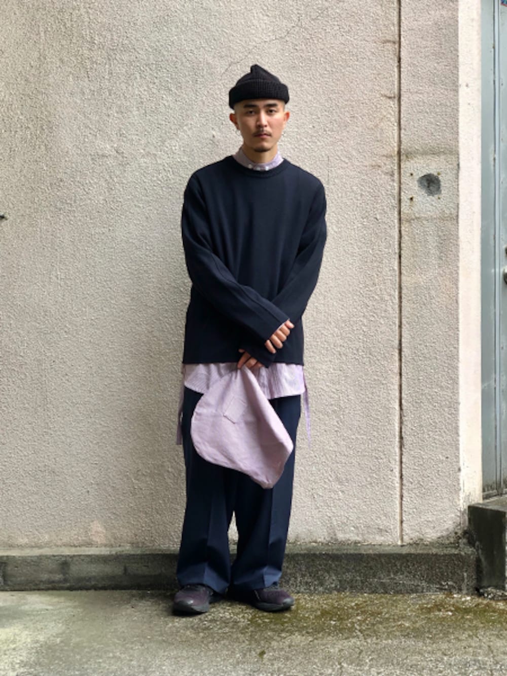 ブルー系のニット/セーター、パープル系のシャツ/ブラウス、ブルー系のその他パンツを着用したメンズの秋コーディネートの1枚目の写真