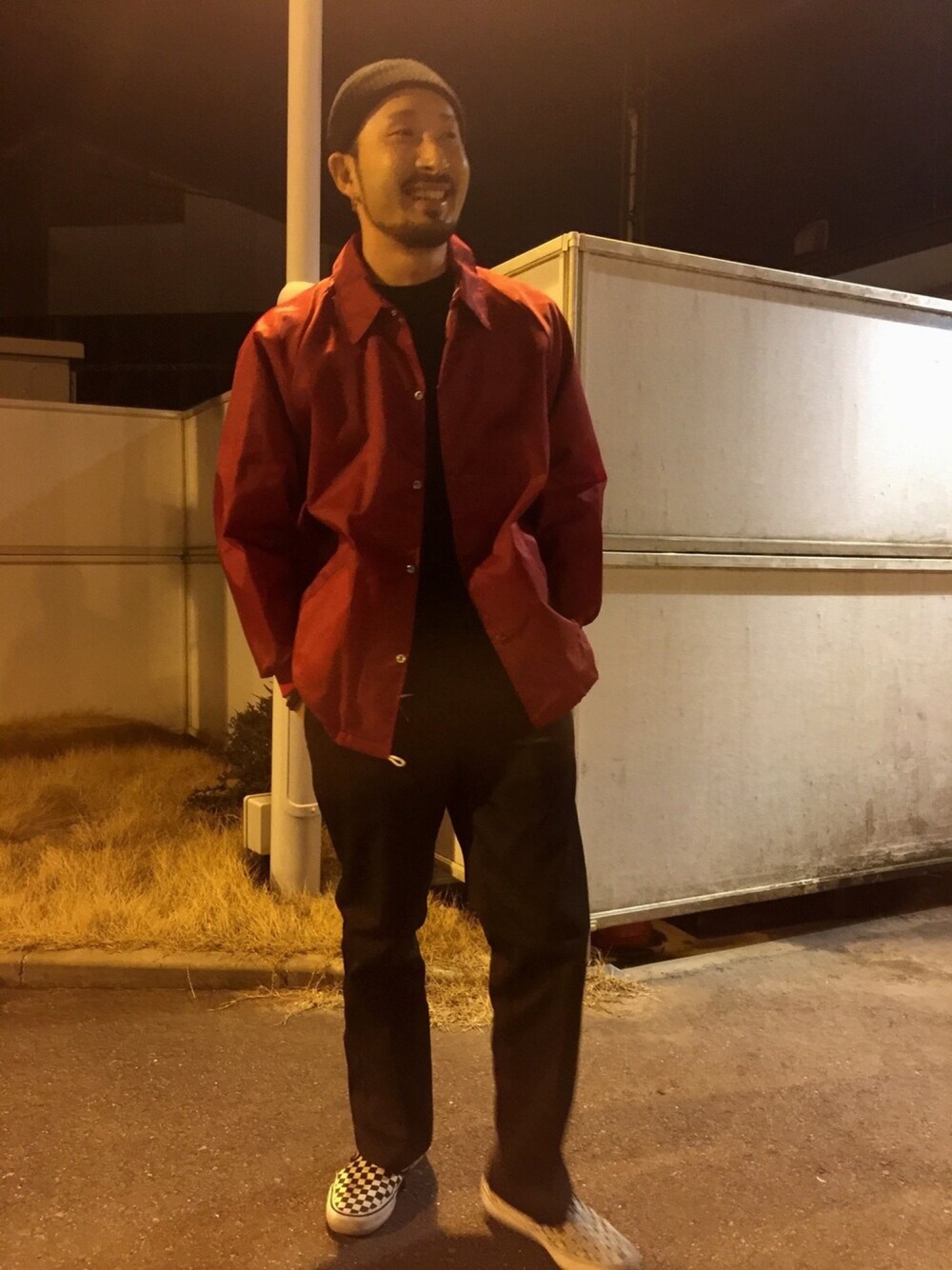 「INDEPENDENT、ニットキャップ、コーチジャケット、VANS、VANSスリッポン、Dickies、Kmnオールスターズ、トミーズチルドレン」｜「DickiesのDickies874チノパンツ/ディッキーズ874チノパンツ（チノパンツ、ブラック系）」を使った、460さん（メンズ・172cm）の春コーディネートの1枚目の写真
