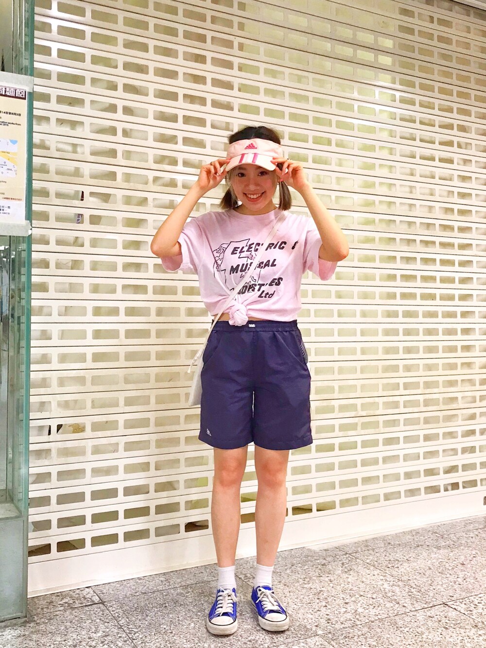「summer、girl、VINTAGE、90’s、visor、Hong Kong、streetstyle、streetfashion、streetwear、adidas」｜「adidasのアイテム（サンバイザー、ピンク系）」を使った、athena_lookbookさん（レディース・152cm）の夏コーディネートの1枚目の写真