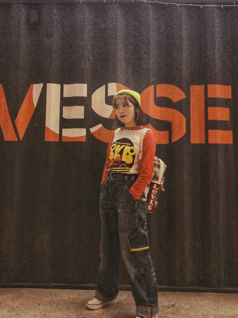 「girl、VINTAGE、90’s、christmas、Hong Kong、streetstyle、streetfashion、streetwear、baggy pants、beanie」｜「WEGOのアイテム（ニットキャップ/ビーニー、イエロー系）」を使った、athena_lookbookさん（レディース・152cm）の冬コーディネートの1枚目の写真