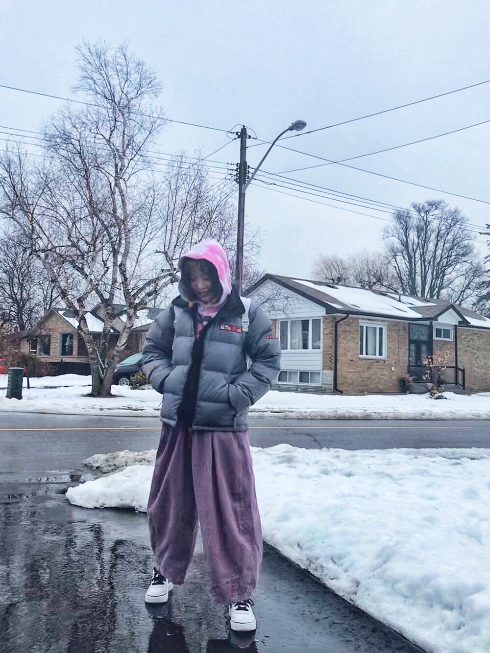「winter、canada、tie dye、corduroy、VINTAGE、90’s、streetstyle、streetfashion、streetwear、Hong Kong」｜「VINTAGEのアイテム（パーカー、ピンク系）」を使った、athena_lookbookさん（レディース・152cm）の冬コーディネートの1枚目の写真