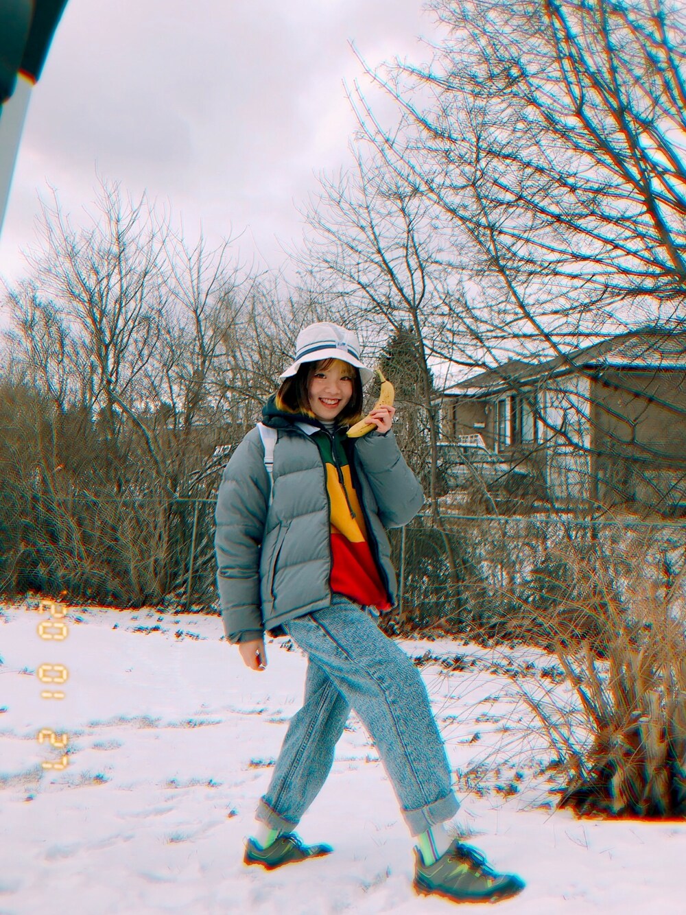 「vintage、winter、canada、BUCKET HAT、Down Jacket 、90’s、Hong Kong、streetstyle、streetfashion、streetwear」｜「VINTAGEのアイテム（ハット、ホワイト系）」を使った、athena_lookbookさん（レディース・152cm）の冬コーディネートの1枚目の写真