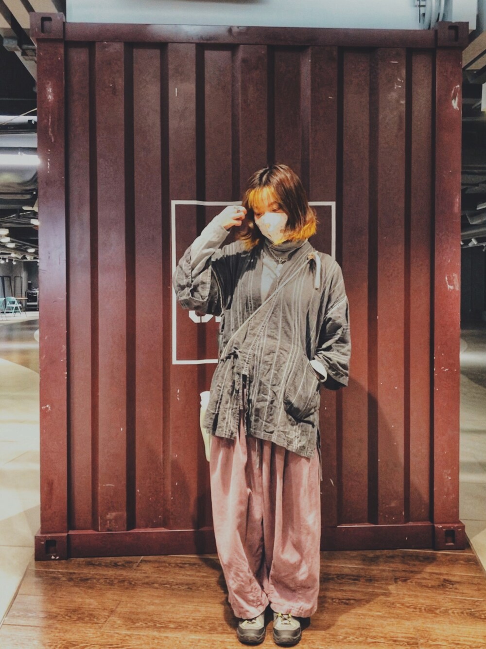 「ootd、街頭穿搭、vintage、kimono、corduroy、燈芯絨、古着、oversize、古着MIX、香港」｜「VINTAGEのアイテム（その他アウター、グレー系）」を使った、athena_lookbookさん（レディース・152cm）の冬コーディネートの1枚目の写真
