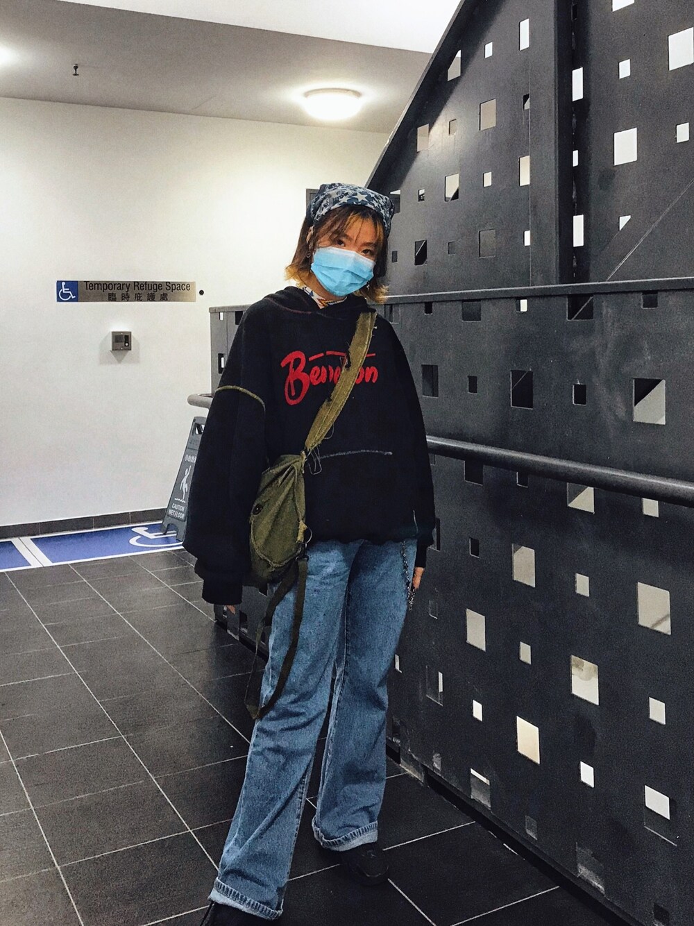 「街頭穿搭、復古、oversize、古着MIX、VINTAGE、Hong Kong、flared pants、喇叭褲、hoodie、bandana」｜「no brandのアイテム（その他ヘアアクセサリー、ブルー系）」を使った、athena_lookbookさん（レディース・152cm）の春コーディネートの1枚目の写真