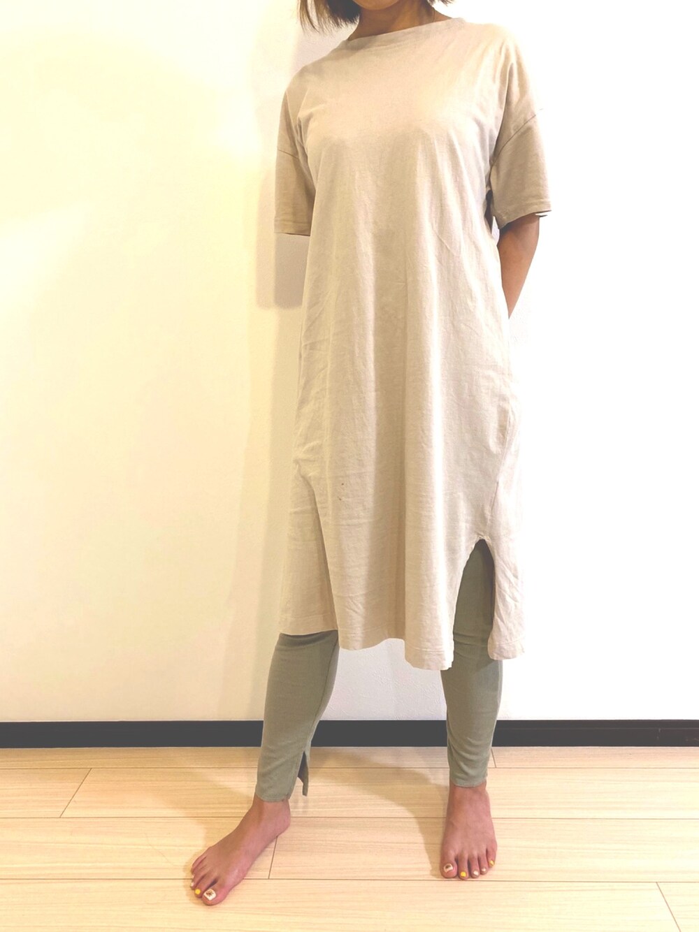 「おうちファッション、リラックススタイル、プチプラコーデ、休日スタイル」｜「DISCOATのUSコットン裾スリットワンピース/ロングTシャツ/チュニック/ビッグTシャツ（ワンピース、ベージュ系）」を使った、kumipoohさん（レディース・156cm）の夏コーディネートの1枚目の写真