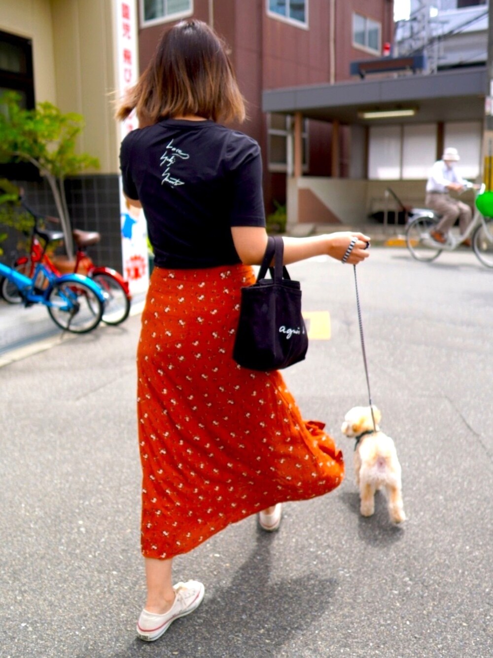 「スニーカー女子、お洒落さんとつながりたい、大人カジュアル、ゆるコーデ、Y-3、休日ファッション、愛犬と一緒、コンバース オールスター、ショートカット女子」｜「Y-3のY-3 YOHJI TEE（Tシャツ/カットソー、ブラック系）」を使った、kumipoohさん（レディース・156cm）の夏コーディネートの1枚目の写真