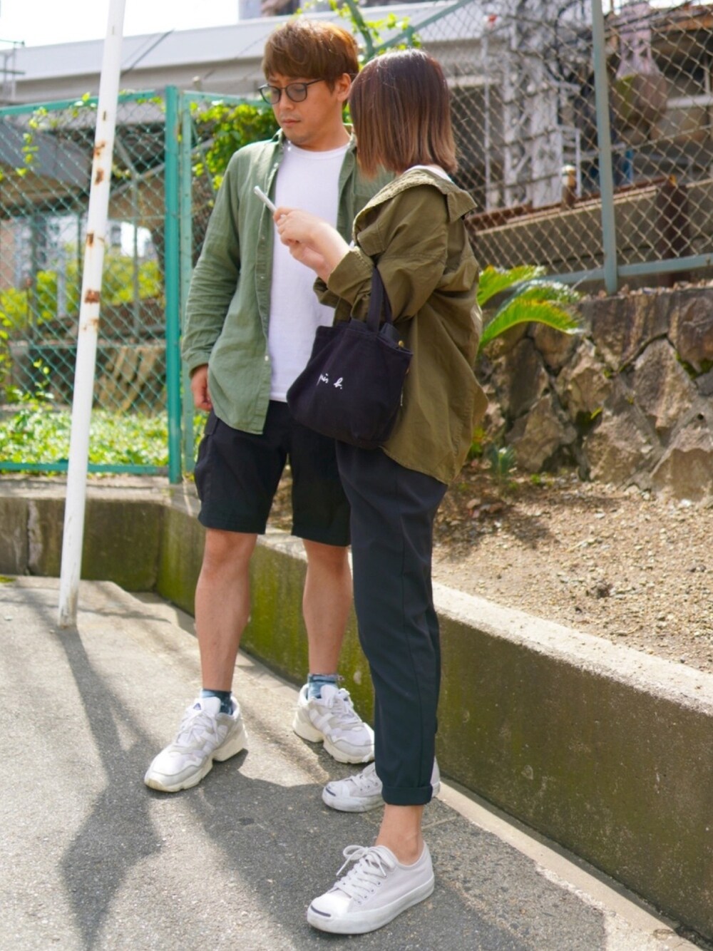 「古着MIX、大人カジュアル、プチプラコーデ、古着、シンプル、おしゃれさんと繋がりたい、リンクコーデ、休日スタイル、スニーカー女子、夫婦コーデ」｜「古着のアイテム（シャツ/ブラウス、グリーン系）」を使った、kumipoohさん（レディース・156cm）の夏コーディネートの1枚目の写真