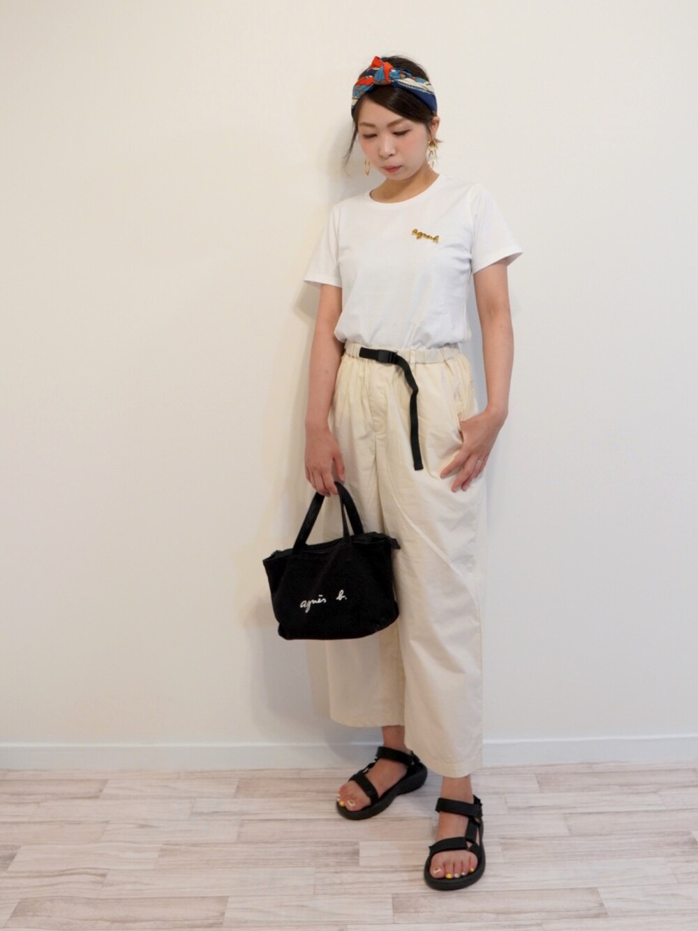 「オトナカジュアル、プチプラコーデ、カジュアル、ホワイトパンツ、休日スタイル、無印良品、アニエスベー(agnes b.)、teva、ストール」｜「agnes b.のKC50 PIN ロゴピンバッジ（バッジ、ゴールド系）」を使った、kumipoohさん（レディース・156cm）の夏コーディネートの1枚目の写真