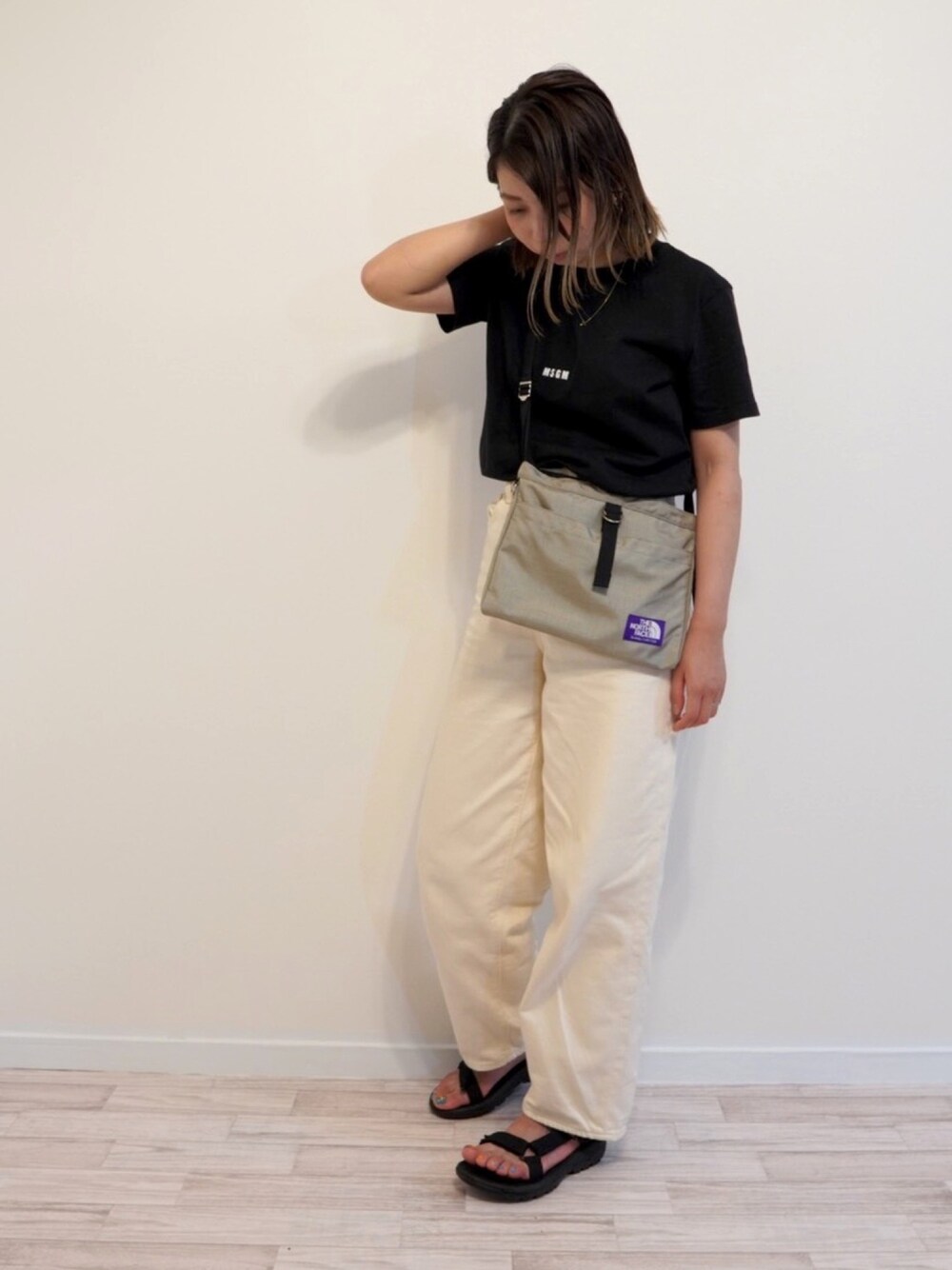 「夏だ！Tシャツ着よう！、ロゴT、Tシャツ、シンプル、MSGM、サコッシュ、GU、ラフ、大人カジュアル」｜「MSGMのMSGM/エムエスジーエム/ちびロゴTEE（Tシャツ/カットソー、ブラック系）」を使った、kumipoohさん（レディース・156cm）の夏コーディネートの1枚目の写真