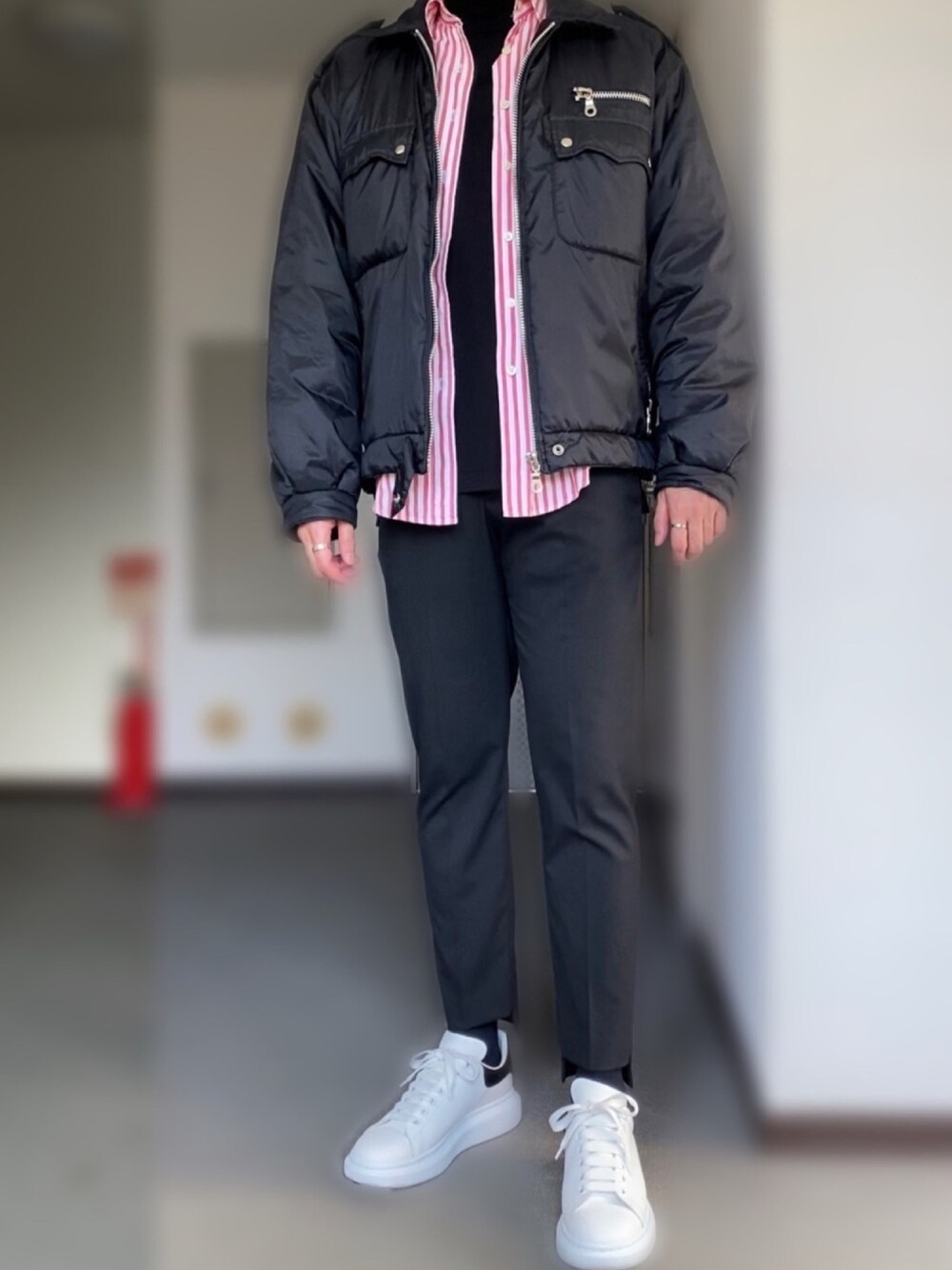 「ボーダートップス、ピンク、スニーカーコーデ」｜「Alexander McQueenのAlexander McQueen Exaggerated-Sole Leather Sneakers（スニーカー、ホワイト系）」を使った、d29p26buさん（メンズ・174cm）の夏コーディネートの1枚目の写真