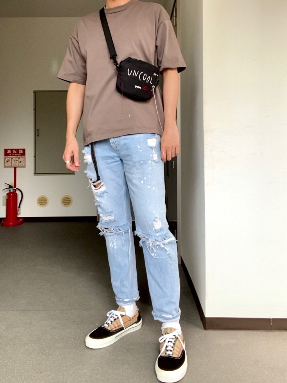 「夏コーデ、ベージュ、スニーカー、スニーカーコーデ、ダメージデニムパンツ、ストリート、リラックススタイル」｜「WYM LIDNMの【WYM LIDNM】HEAVY WEIGHT BASIC BIG-TEE/カットソー（Tシャツ/カットソー、ブラウン系）」を使った、d29p26buさん（メンズ・174cm）の夏コーディネートの1枚目の写真