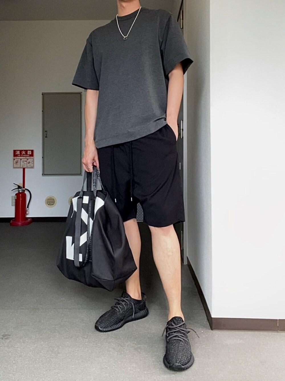 「ブラック、夏コーデ、スニーカー、ブラックコーデ、ストリート」｜「COTORICAのポンチBigTシャツ（Tシャツ/カットソー、グレー系）」を使った、d29p26buさん（メンズ・174cm）の夏コーディネートの1枚目の写真