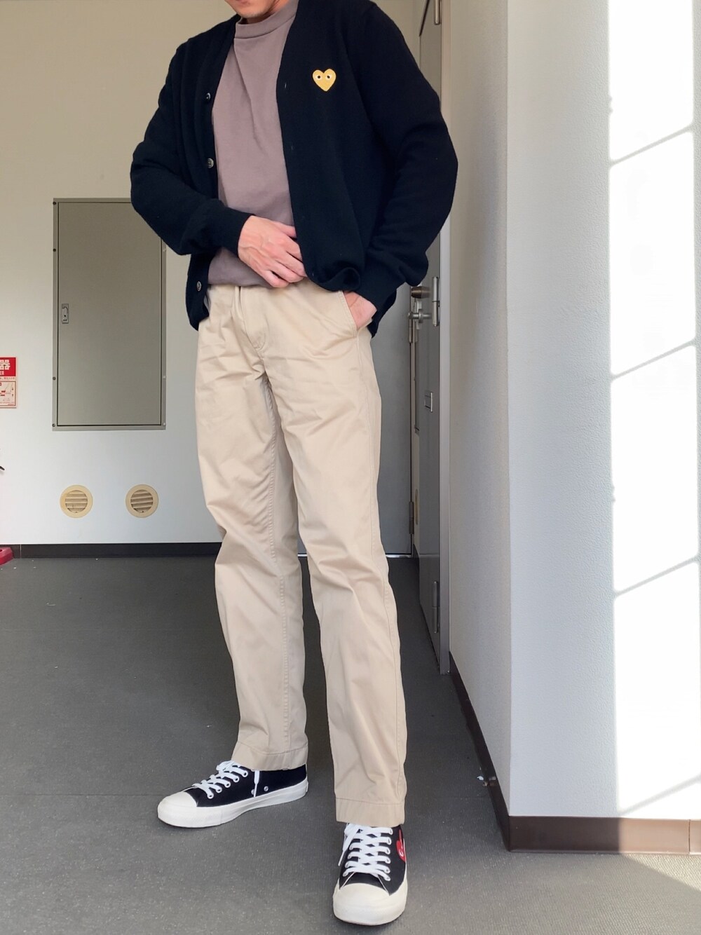 「今日のコーデ、ベージュコーデ、ニット、秋のコーデ、スニーカーコーデ、コンバース、おしゃれさんと繋がりたい」｜「COMME des GARCONSのアイテム（ニット/セーター、ブラック系）」を使った、d29p26buさん（メンズ・174cm）の秋コーディネートの1枚目の写真