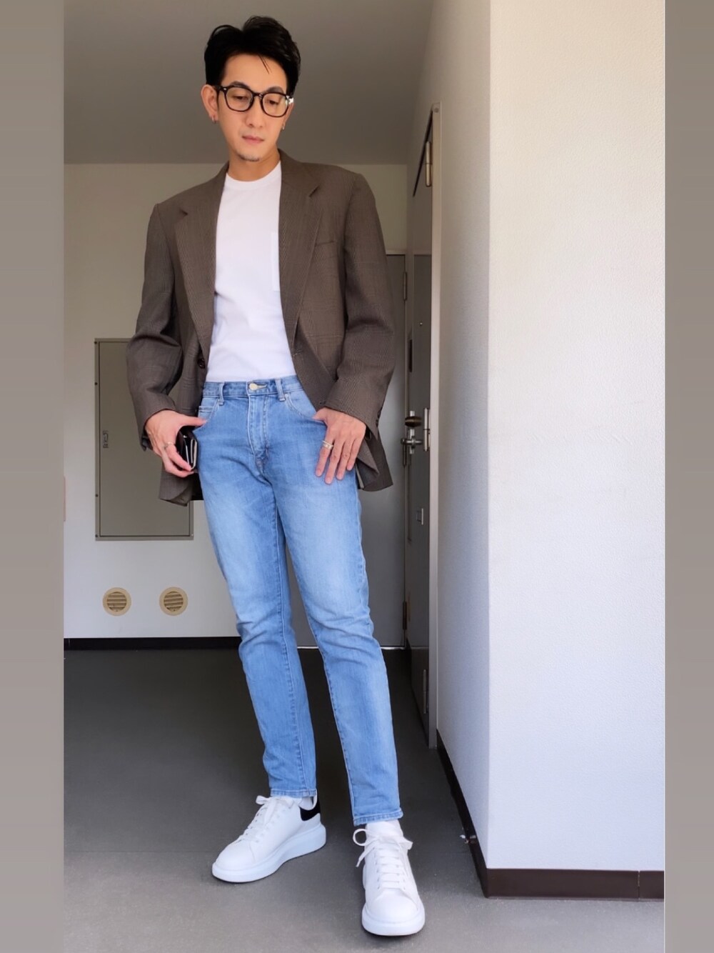 「秋のコーデ、ベージュコーデ、デニム、スニーカーコーデ、おしゃれさんと繋がりたい、メガネ男子、カジュアルコーデ」｜「ZOZOのストレートデニムパンツ［MEN］（デニムパンツ、ブルー系）」を使った、d29p26buさん（メンズ・174cm）の秋コーディネートの1枚目の写真