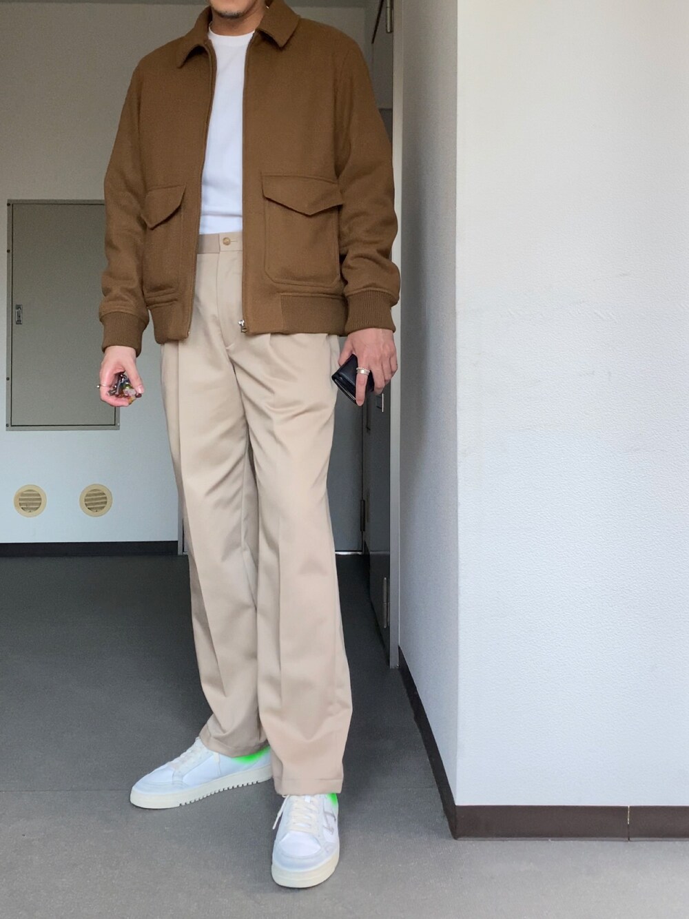 「秋のコーデ、今日のコーデ、スニーカーコーデ、シンプルコーデ、おしゃれさんと繋がりたい、ブラウンコーデ、ベージュコーデ」｜「UNIQLOのアイテム（パンツ、ベージュ系）」を使った、d29p26buさん（メンズ・174cm）の秋コーディネートの1枚目の写真