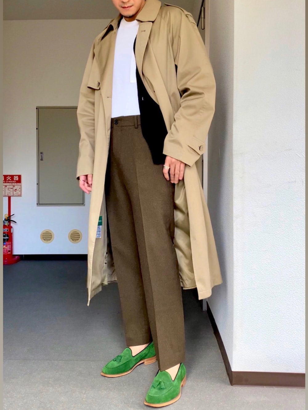「秋のコーデ、トレンチコート、ウールパンツ、ローファー、今日のコーデ、ootd、おしゃれさんと繋がりたい、モード」｜「UNIQLOのアイテム（パンツ、グリーン系）」を使った、d29p26buさん（メンズ・174cm）の秋コーディネートの1枚目の写真