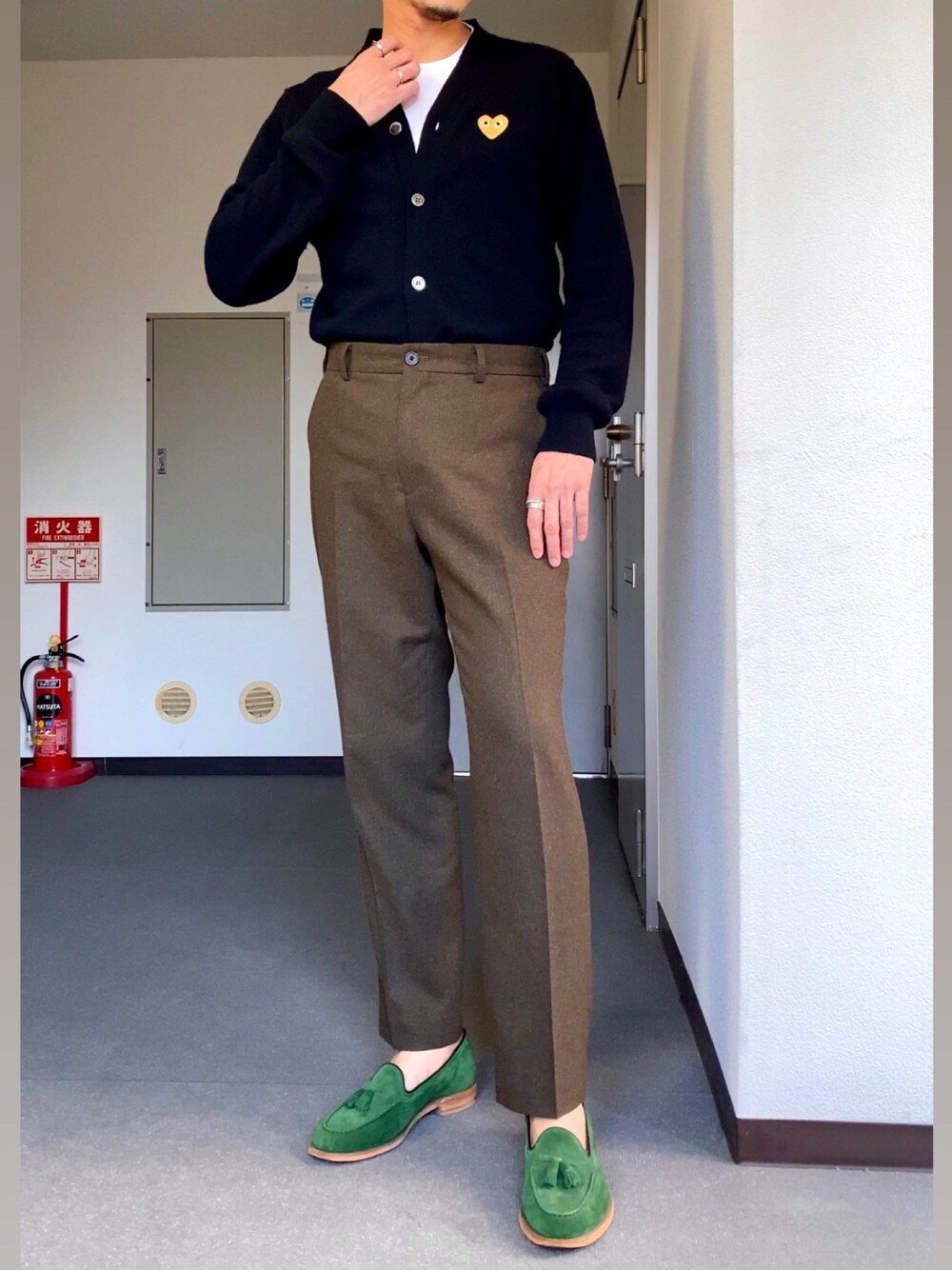 「秋コーデ、今日のコーデ、ニット、カーディガン、ベージュ、おしゃれさんと繋がりたい、ootd、ローファー」｜「UNIQLOのアイテム（パンツ、グリーン系）」を使った、d29p26buさん（メンズ・174cm）の秋コーディネートの1枚目の写真