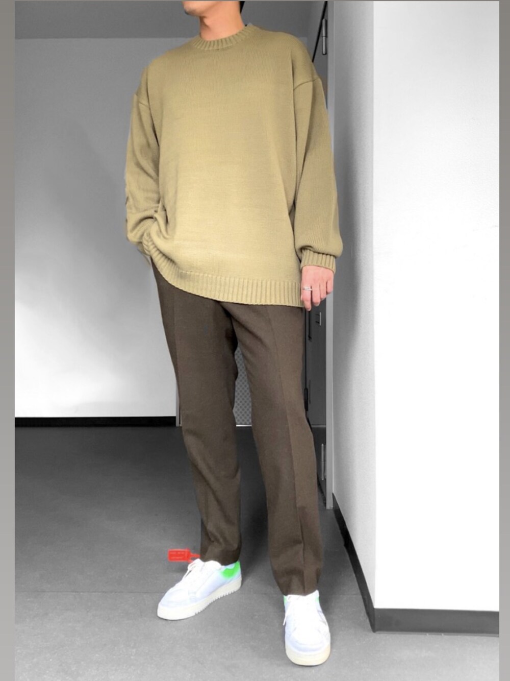 「スニーカーコーデ、ベージュ、秋冬コーデ、今日のコーデ、ストリート、スニーカー、シンプルコーデ」｜「UNIQLOのアイテム（パンツ、グリーン系）」を使った、d29p26buさん（メンズ・174cm）の冬コーディネートの1枚目の写真