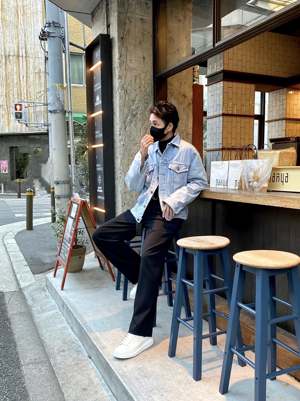 「今日のコーデ、休日スタイル、冬コーデ、スニーカーコーデ、ストリート、デニムジャケット、おしゃれさんと繋がりたい」｜「PUBLIC TOKYOの【2020年新作】ストレッチトロピカルワイドスラックス（スラックス、ブラック系）」を使った、d29p26buさん（メンズ・174cm）の冬コーディネートの1枚目の写真