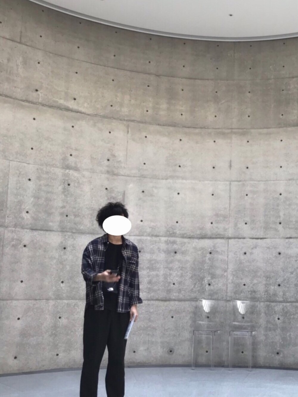 「春夏コーデ、ワイドパンツ、いびつな白丸、シンプル、おしゃれさんと繋がりたい、大人カジュアル、ショルダーバッグ」｜「neosの【neos -addictive design-】ビッグシルエットチェックシャツ（シャツ/ブラウス、ブラック系）」を使った、Rさん（メンズ・175cm）の春コーディネートの1枚目の写真