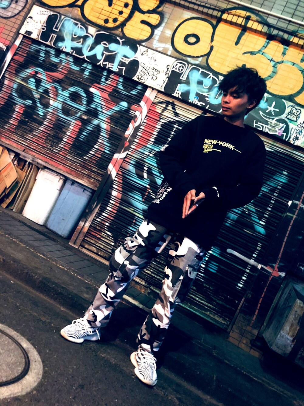 グレー系のカーゴパンツ、グレー系のスニーカー、ブラック系のスウェットを着用したメンズの夏コーディネートの1枚目の写真