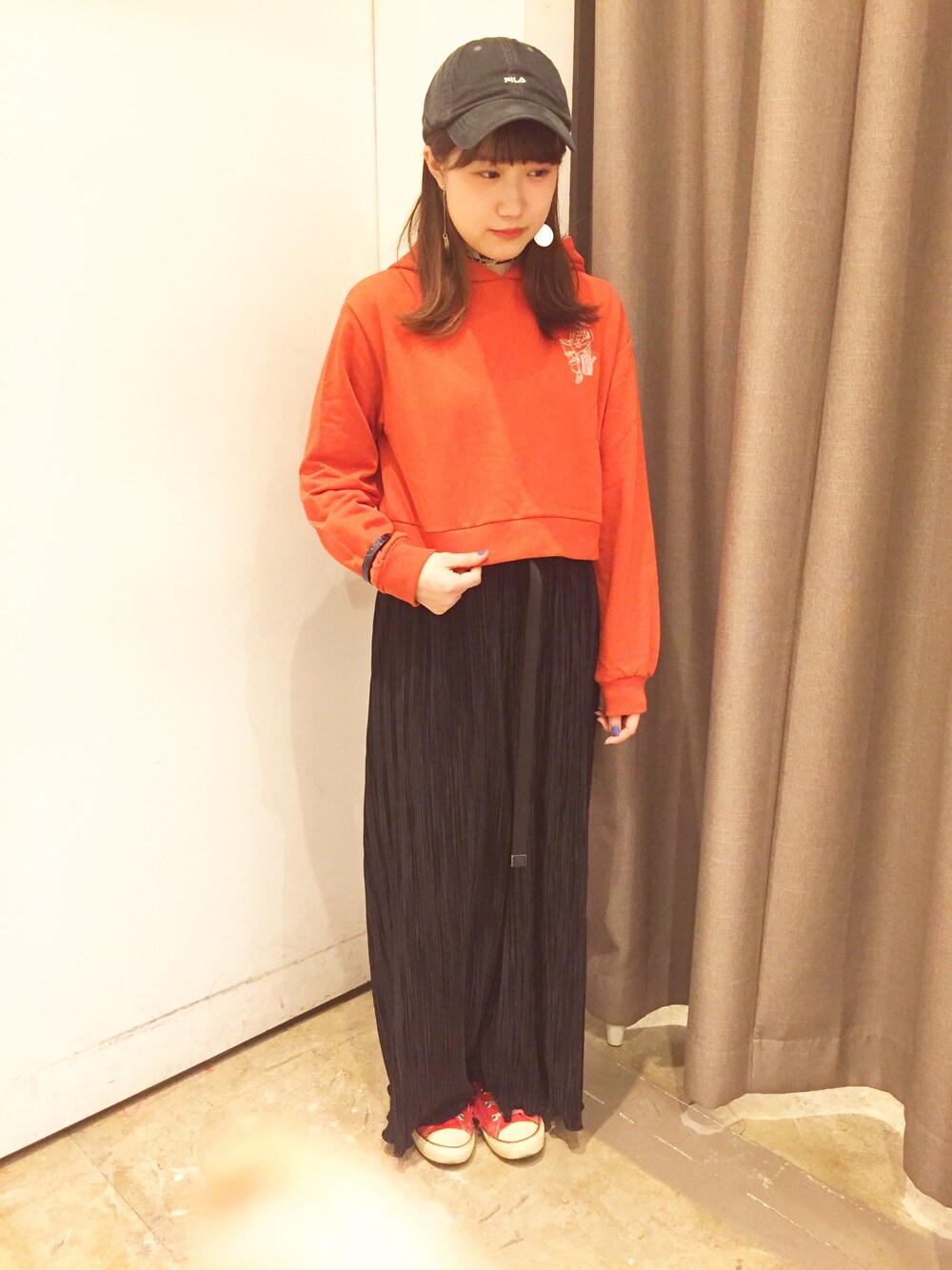 「三戸なつめ、mania、コラボ、秋のコーデ、オレンジ、刺繍、キャップ、スウェット、FILA、プリーツ」｜「E hyphen world galleryのM ワークマン刺繍パーカー（トップス、オレンジ系）」を使った、AYUさん（レディース・159cm）の夏コーディネートの1枚目の写真