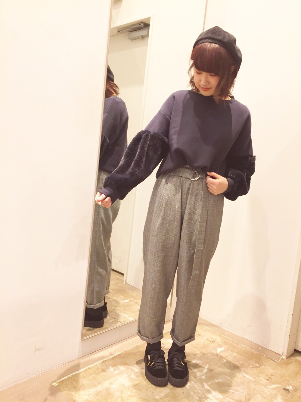 「ファー、スウェット、ベレー帽、グレンチェック、テーパードパンツ、大人カジュアル」｜「E hyphen world galleryのコーデュロイベレー（ハット、ブラック系）」を使った、AYUさん（レディース・159cm）の秋コーディネートの1枚目の写真