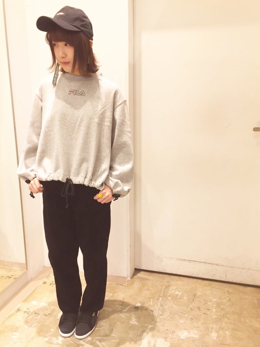 グレー系のトップス、ブラック系のその他パンツ、ブラック系のスニーカーを着用したレディースの秋コーディネートの1枚目の写真