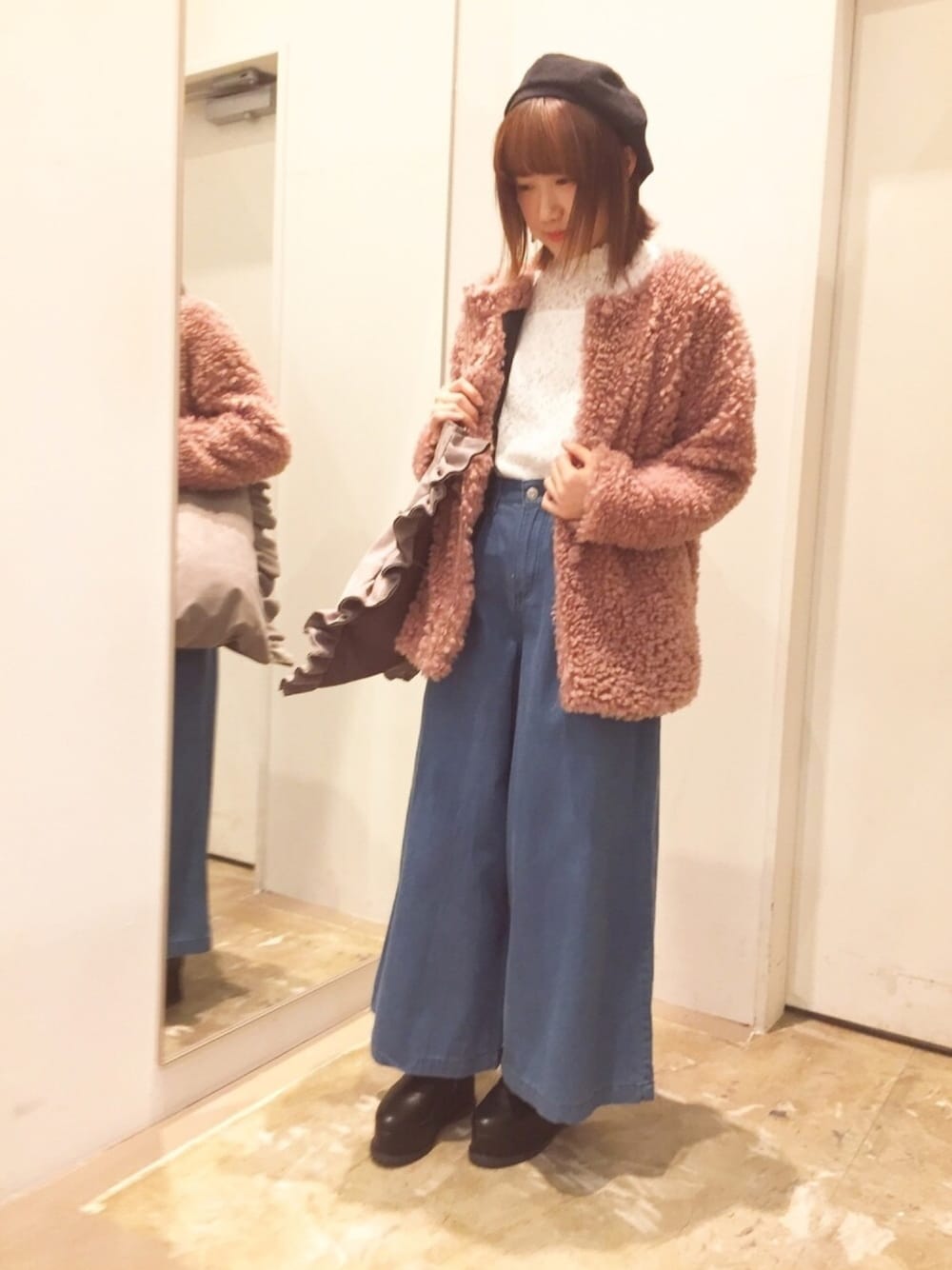 「冬、アウター、もこもこ、ピンク、ノーカラー、レース、女の子、デニム、ワイドパンツ、カジュアル」｜「E hyphen world galleryのコーデュロイベレー（ハット、ブラック系）」を使った、AYUさん（レディース・159cm）の秋コーディネートの1枚目の写真
