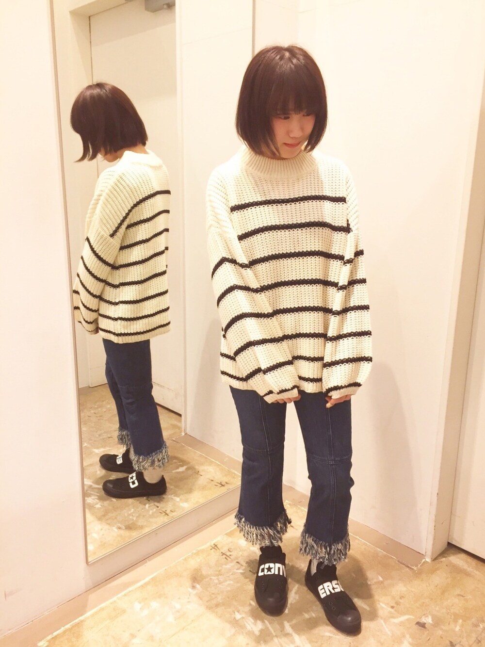 その他のチュニック、ブルー系のデニムパンツ、ブラック系のスニーカーを着用したレディースの冬コーディネートの1枚目の写真