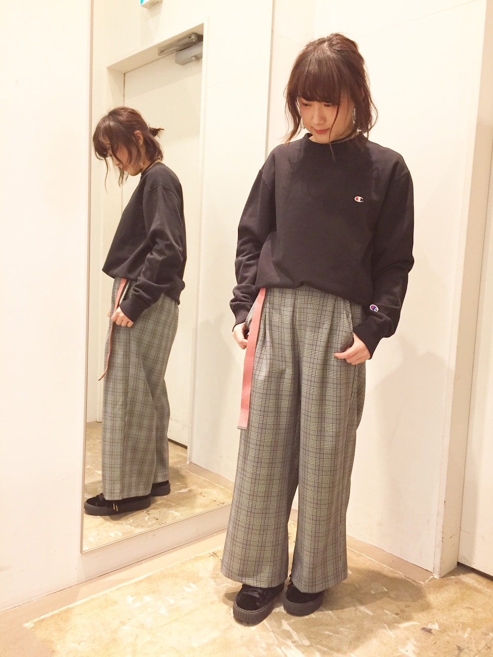 ブラック系のスウェット、ベージュ系のその他パンツ、ピンク系のベルトを着用したレディースの冬コーディネートの1枚目の写真