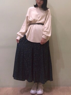 「Aラインスカート」｜「アイテム（スニーカー）」を使った、おのまいさん（レディース・159cm）の秋コーディネート