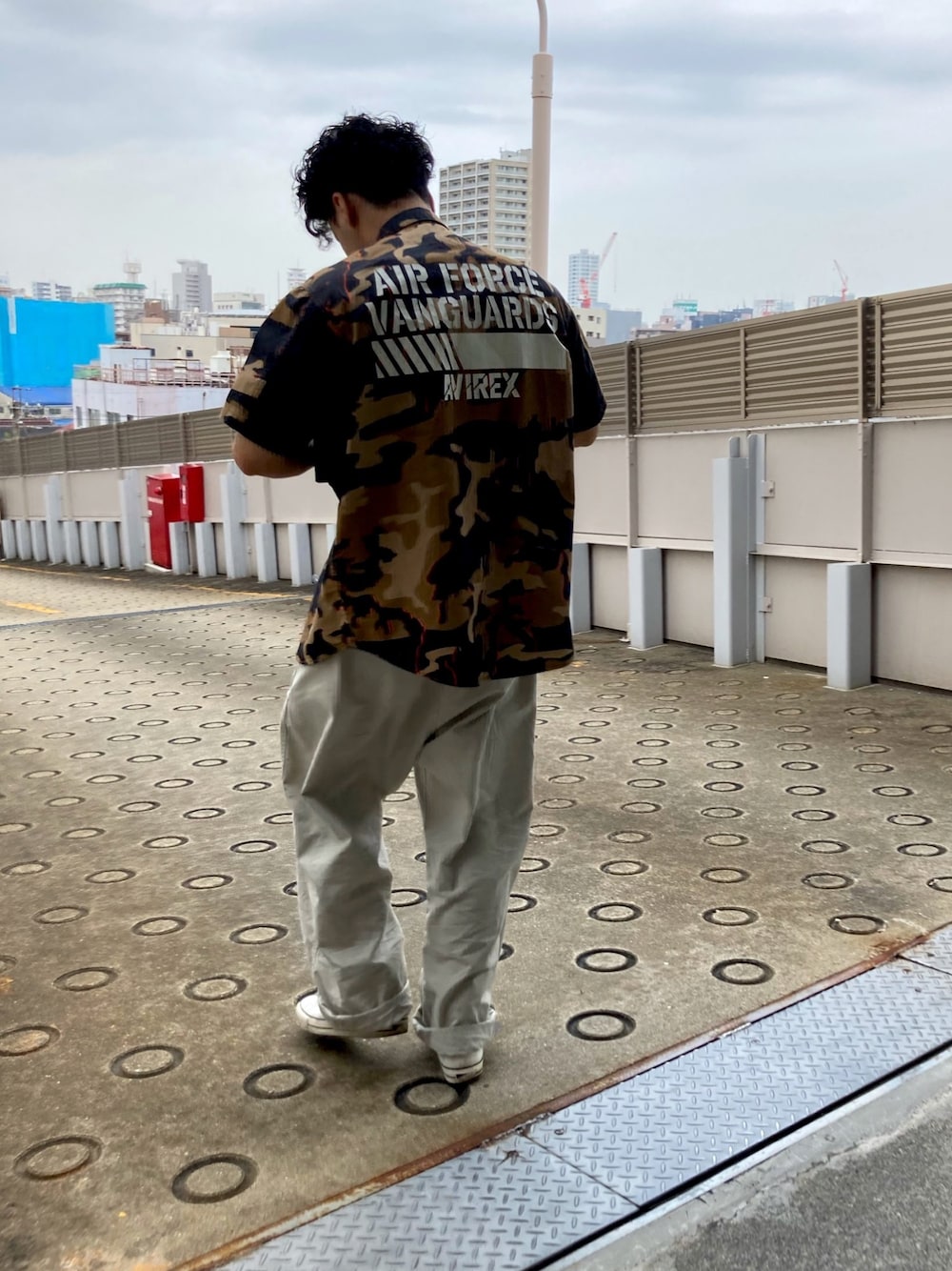 「AVIREX、迷彩、カモ柄、アビレックス、同系色コーデ、ootd、半袖シャツ、梅雨、ガラシャツ、ファッションの力を信じよう」｜「AVIREXのフューチャー カモフラージュ コンビネーション シャツ/ SS FUTURE CAMOUFALAGE COMBINATION SHIRTS/アヴィレックス/AVIREX（シャツ/ブラウス、その他）」を使った、Hirai  Haruto さん（メンズ・175cm）の春コーディネートの1枚目の写真