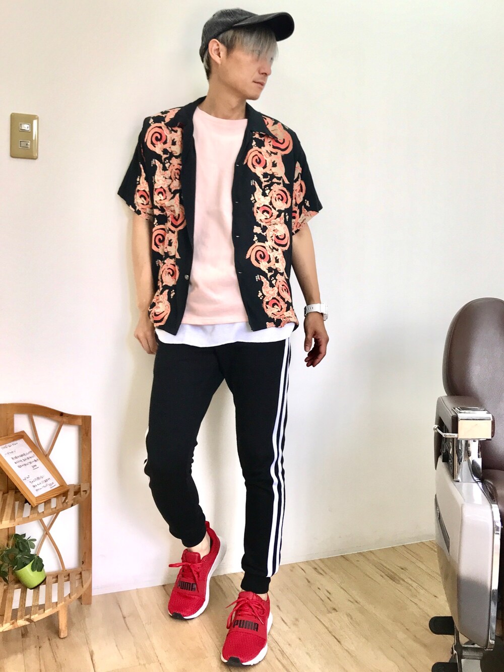 ピンク系のTシャツ/カットソー、ホワイト系のタンクトップ、ブラック系のスウェットパンツを着用したメンズの春コーディネートの1枚目の写真